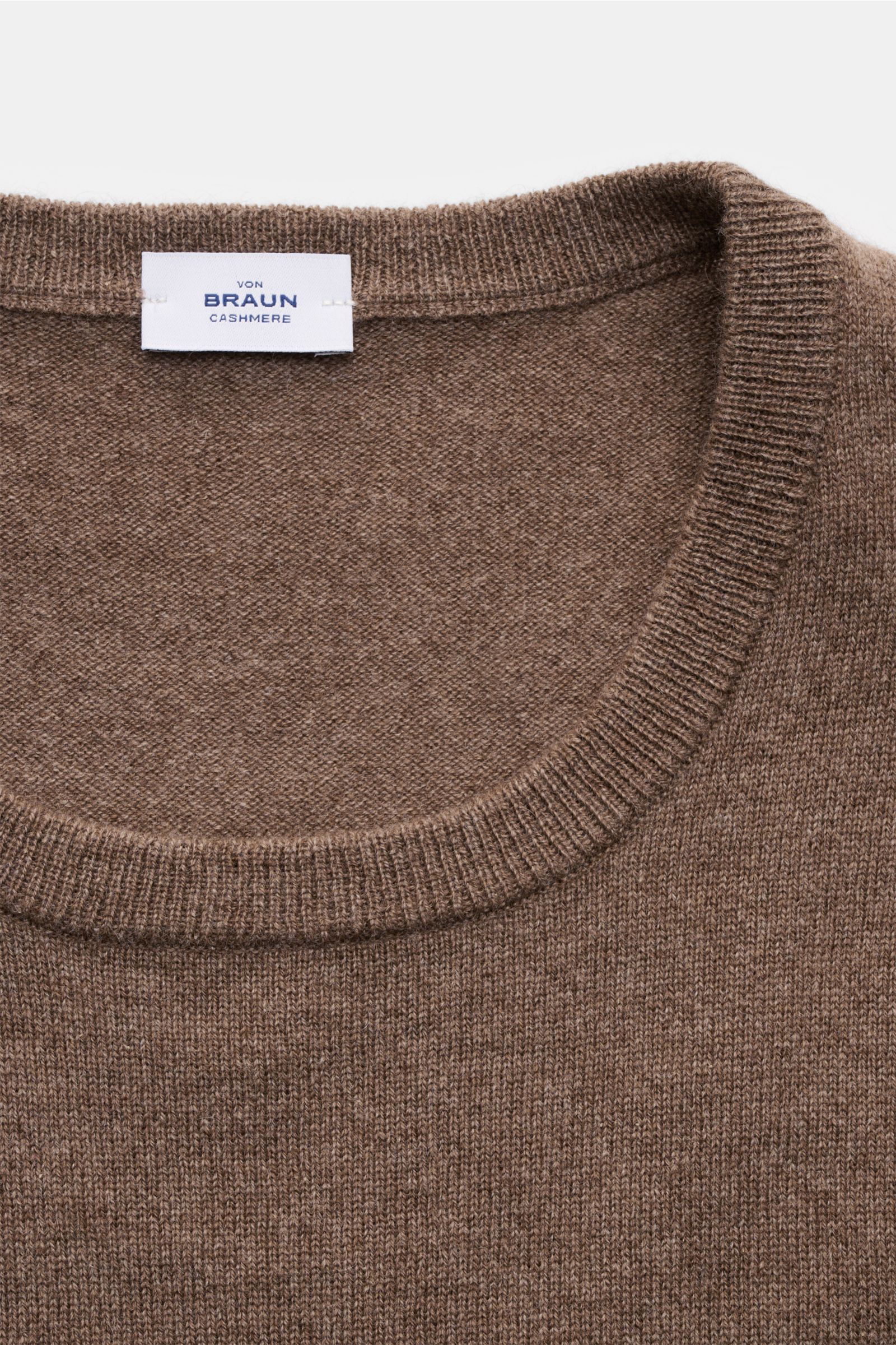 von Braun Cashmere Rundhalspullover graubraun meliert, Nahaufnahme von oben, feines Strickbild, reiner Cashmere, Slim Fit, Rundhalsausschnitt, weicher Griff, flexible Rippbündchen, vielseitiges Essential für kalte Jahreszeit