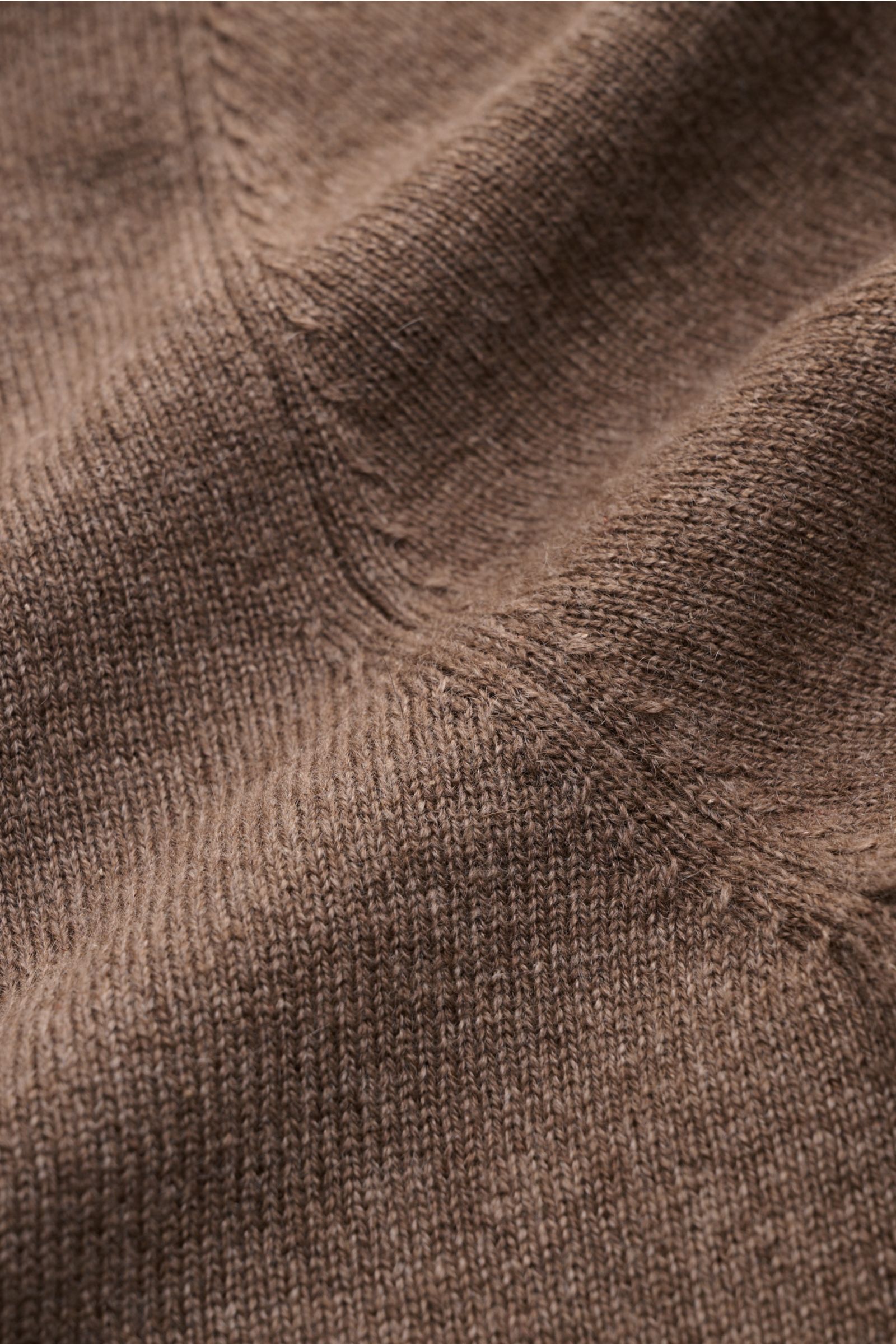 Nahaufnahme des von Braun Cashmere Rundhalspullover graubraun meliert aus feinem Strick mit weichem Griff, Slim Fit und flexiblen Rippbündchen.