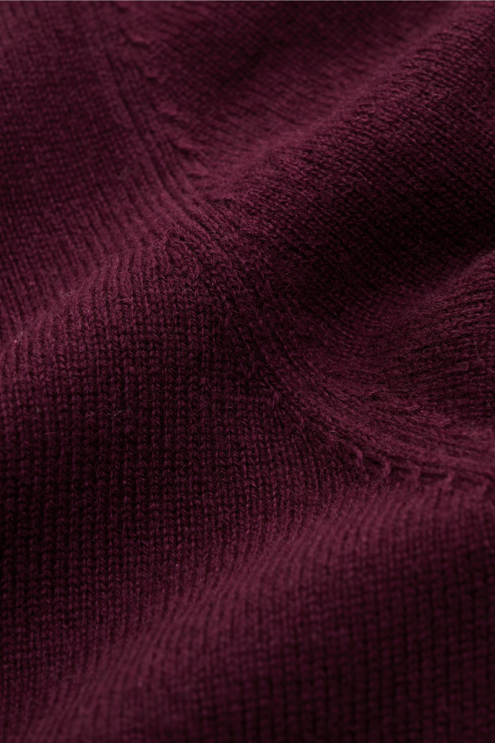 Nahaufnahme des von Braun Cashmere Rundhalspullover bordeaux, feines Strickbild, weicher Griff, Slim Fit, Rundhalsausschnitt, flexible Rippbündchen.