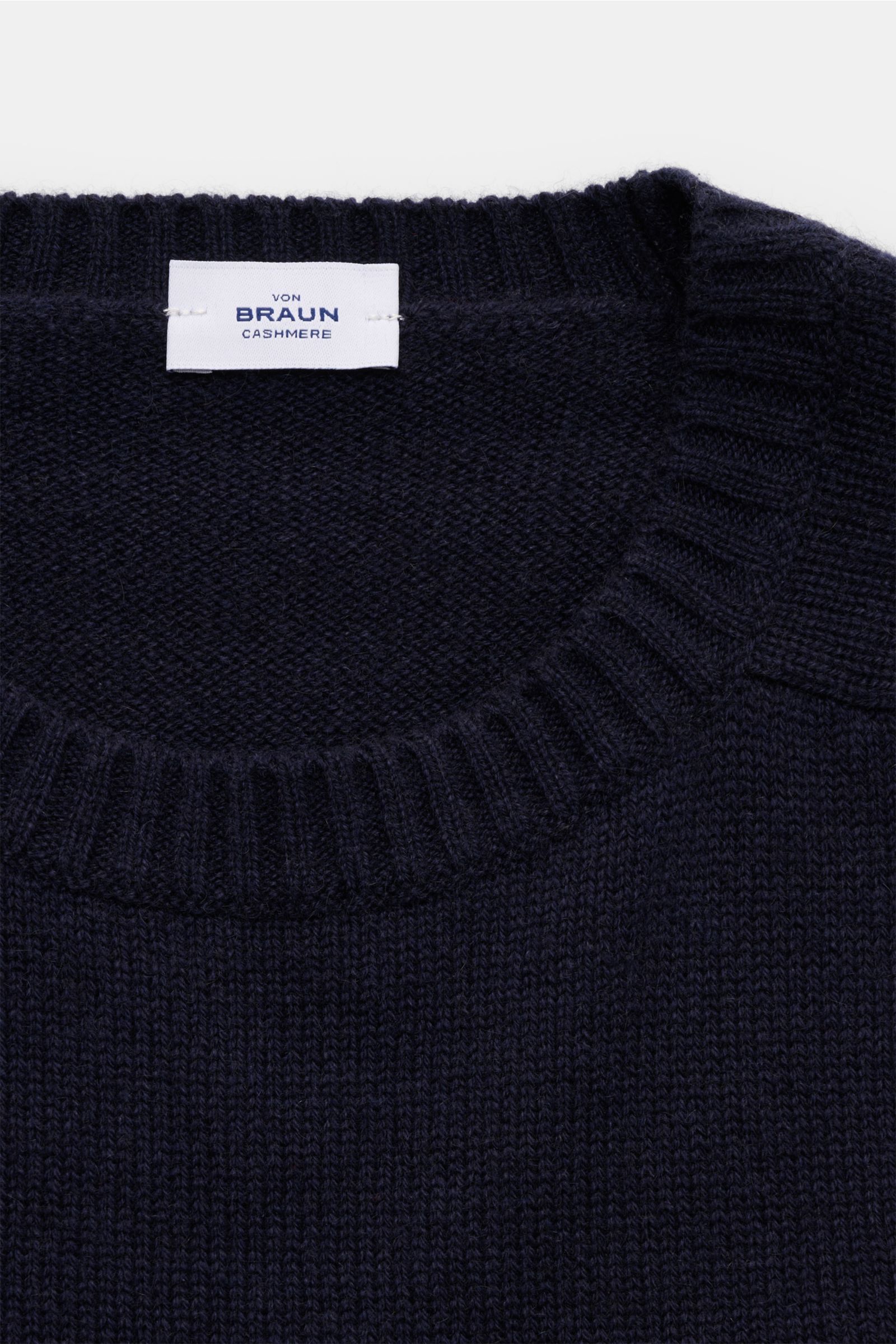 Nahaufnahme des von Braun Cashmere Rundhalspullover navy in Slim Fit, mittelfeinem Strickbild, Rundhalsausschnitt und elastischen Rippbündchen aus weichem, reinem Cashmere.