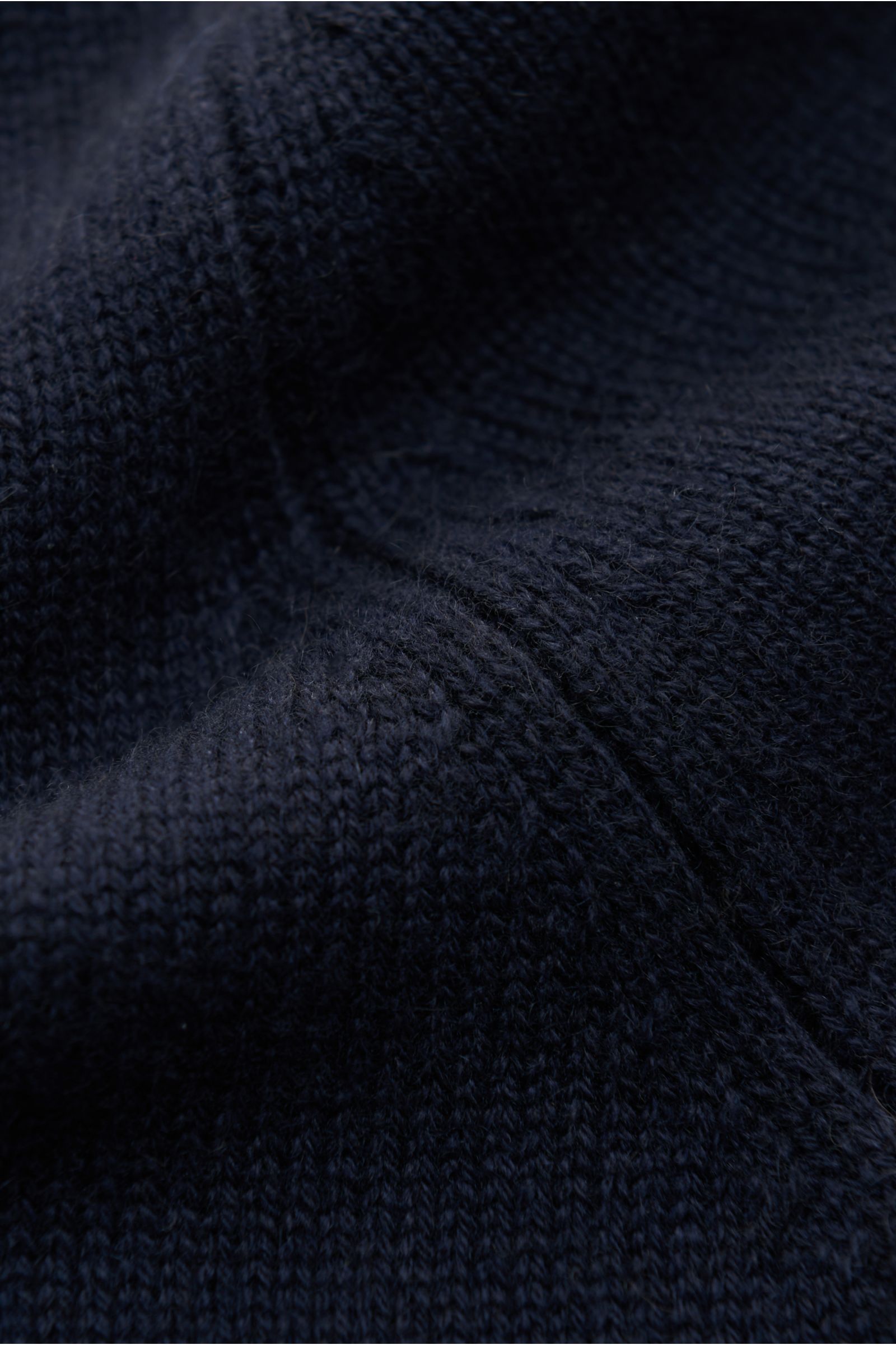 Nahaufnahme des von Braun Cashmere Rundhalspullover navy aus reinem Cashmere mit mittelfeinem Strickbild und elastischen Rippbündchen.
