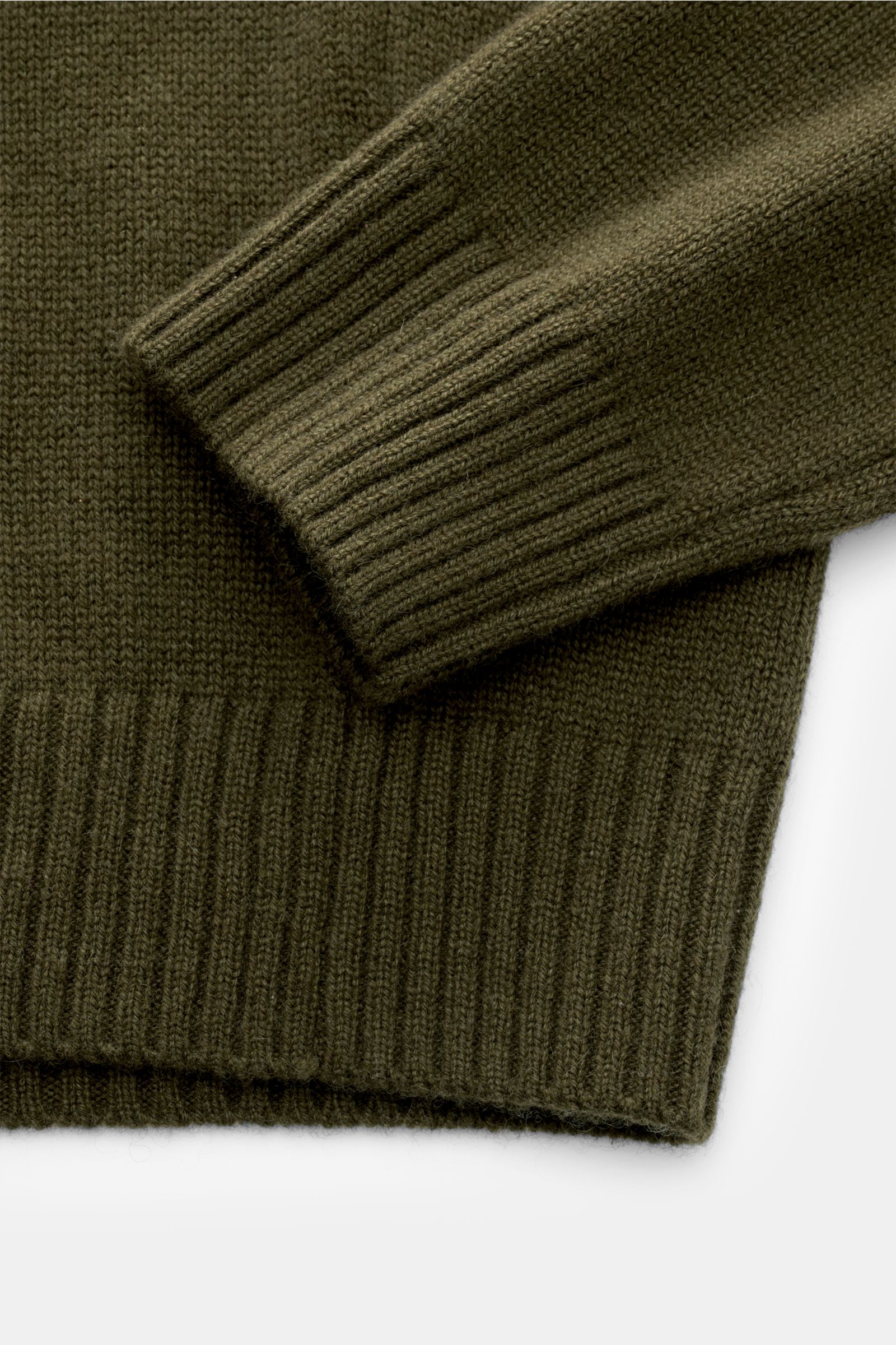 Nahaufnahme des von Braun Cashmere Rundhalspullover dark olive von oben, zeigt weiches, mittelfeines Strickbild, Slim Fit, Rundhalsausschnitt, elastische Rippbündchen aus reinem Cashmere.