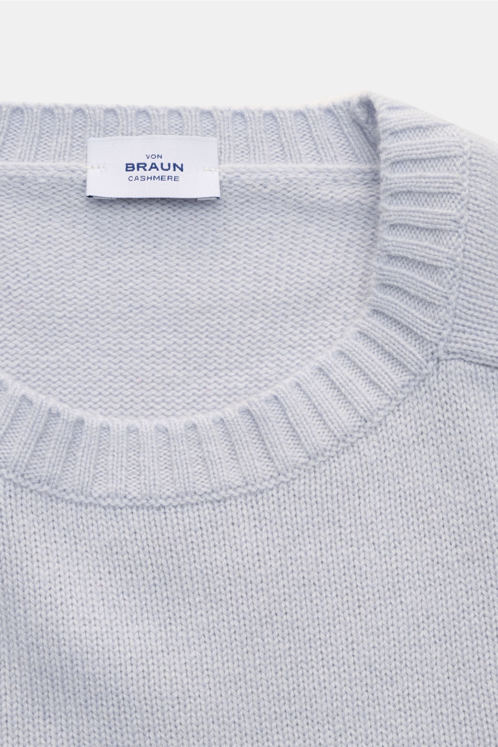 Nahaufnahme des von Braun Cashmere Rundhalspullover hellblau von oben, fein gestrickt, weicher Griff, Slim Fit, Rundhalsausschnitt, elastische Rippbündchen.