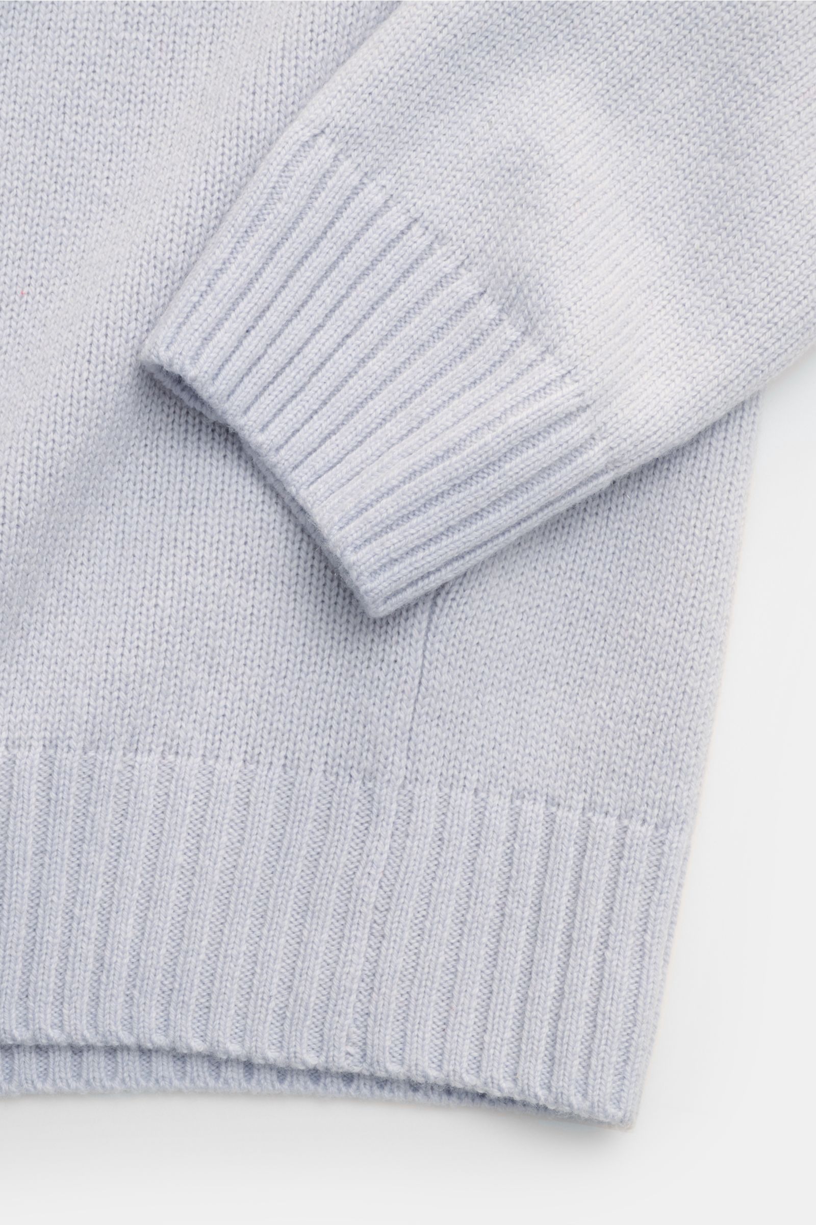 von Braun Cashmere Rundhalspullover hellblau, Detailaufnahme von Ärmel und Bund, fein gestrickt, mittelfeines Strickbild, Slim Fit, elastische Rippbündchen, reiner Cashmere, softer Griff, weich und wärmend.