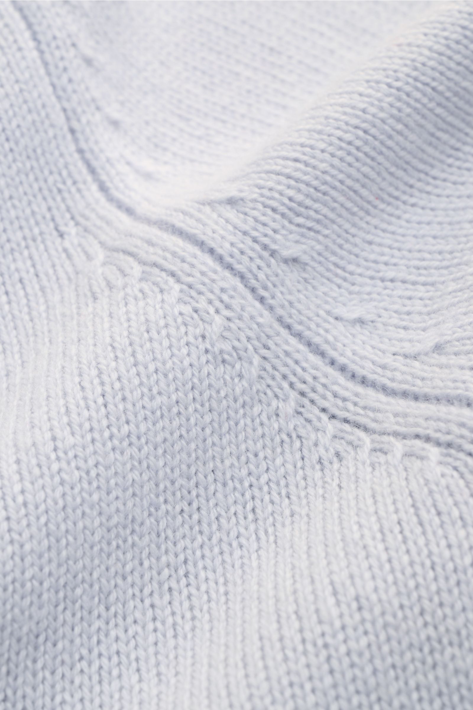 Nahaufnahme des von Braun Cashmere Rundhalspullover hellblau aus reinem Cashmere mit mittelfeinem Strickbild, Rundhalsausschnitt und elastischen Rippbündchen, fotografiert von oben.