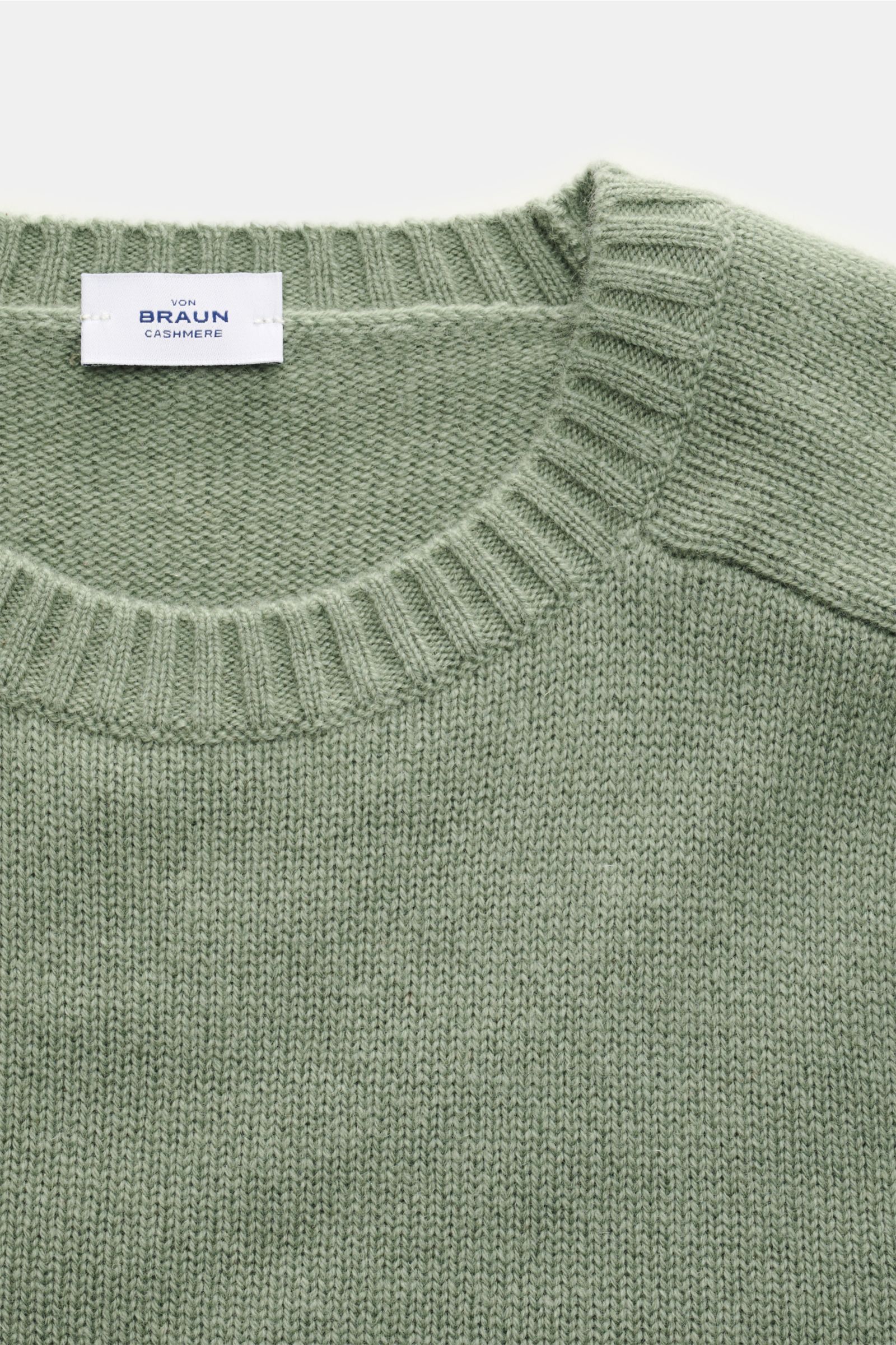 von Braun Cashmere Rundhalspullover graugrün, Detailaufnahme von oben, fein gestricktes, mittelfeines Cashmere mit Rundhalsausschnitt, Slim Fit und elastischen Rippbündchen, weicher Griff aus Mongolei