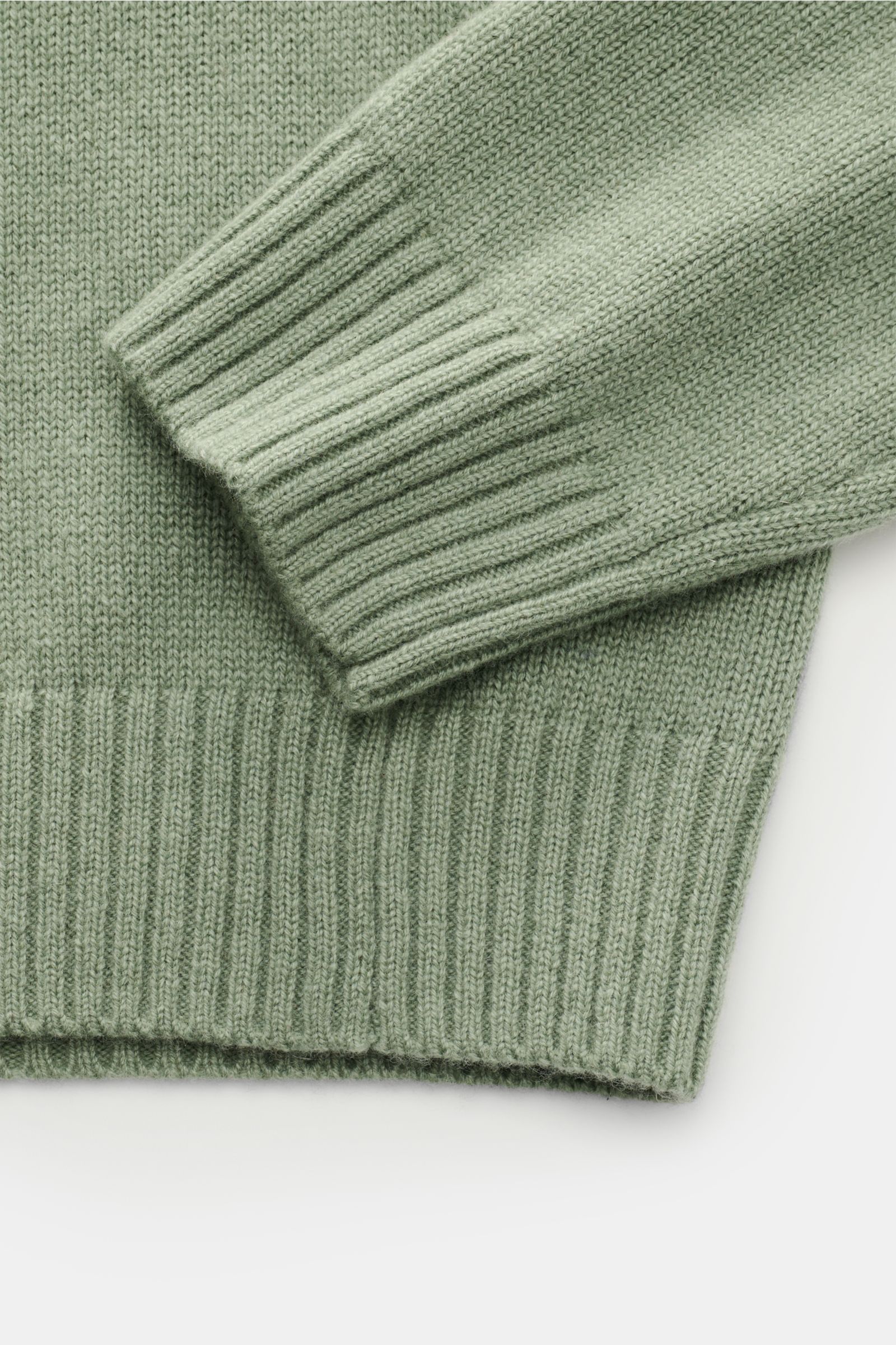 Nahaufnahme des von Braun Cashmere Rundhalspullover graugrün, fein gestrickt mit Rundhalsausschnitt, elastischen Rippbündchen, Slim Fit.