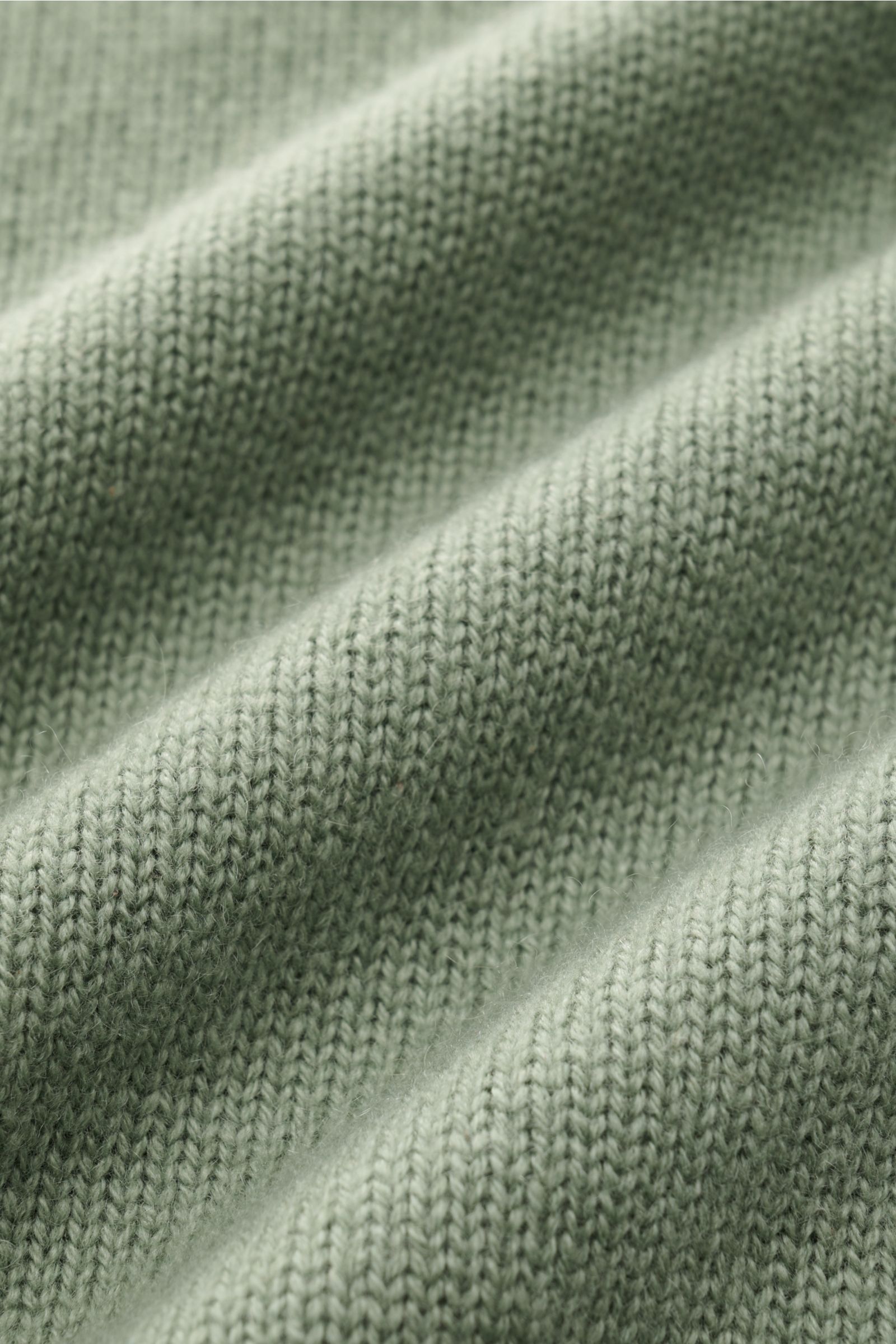 von Braun Cashmere Rundhalspullover graugrün, Detailaufnahme des mittelfeinen Strickbilds und weichen Cashmere-Stoffs aus der Mongolei, Nahaufnahme