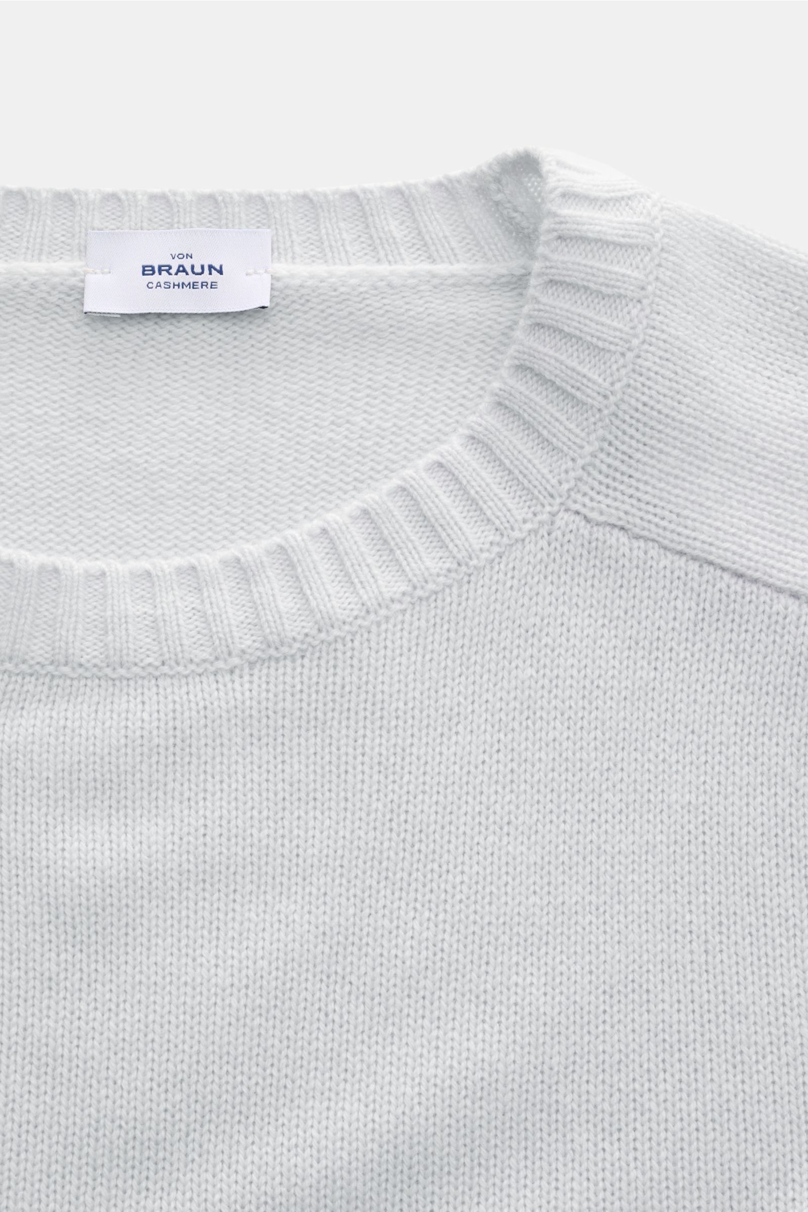 von Braun Cashmere Rundhalspullover hellgrau, nahaufnahme von oben auf fein gestricktes slim fit pullover mit rundhalsausschnitt, weicher cashmere aus mongolei, elastische Rippbündchen, mittelfeines Strickbild
