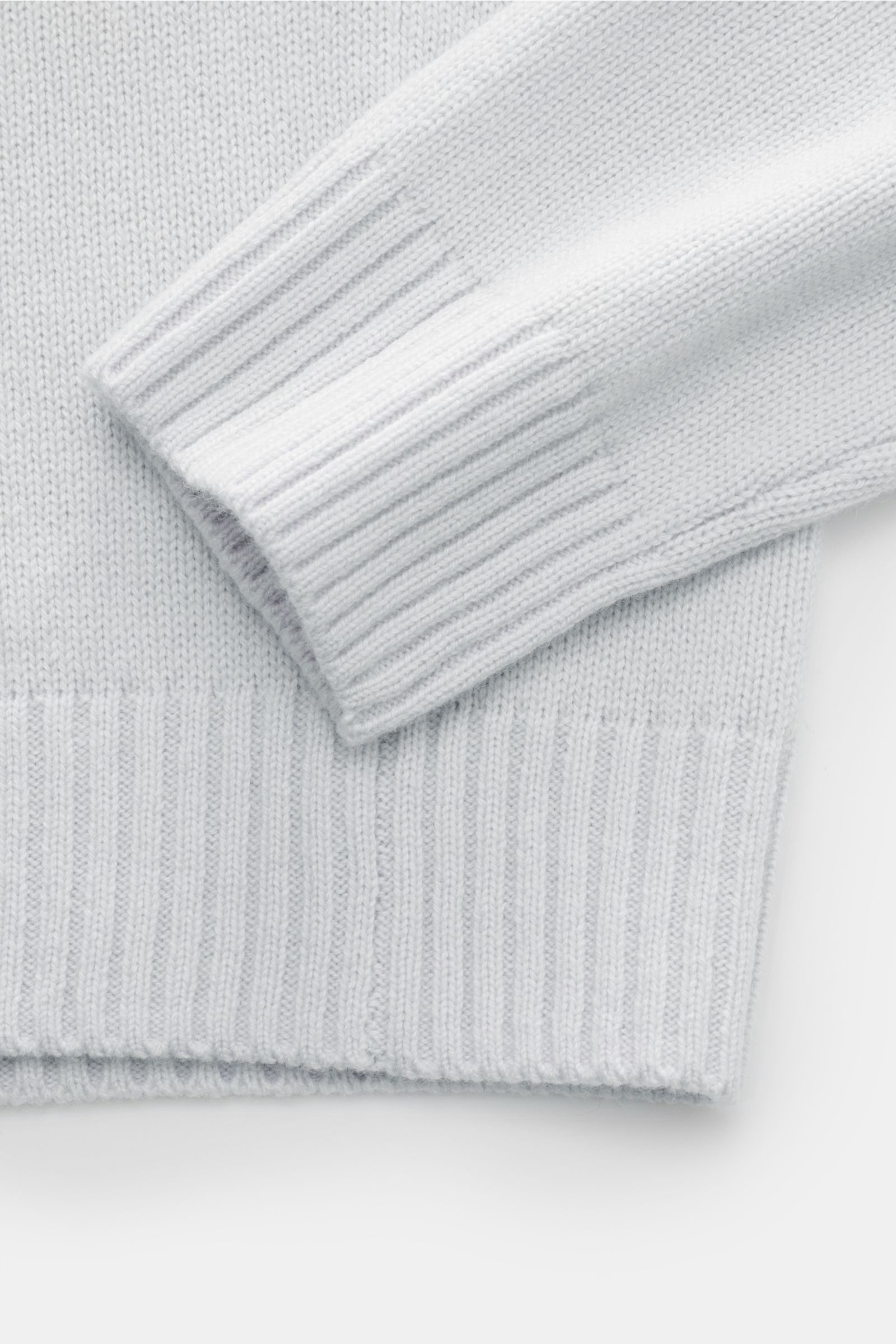 Nahaufnahme des von Braun Cashmere Rundhalspullover hellgrau, zeigt elastische Rippbündchen und mittelfeines Strickbild, Slim Fit, aus weichstem Mongolei-Cashmere.
