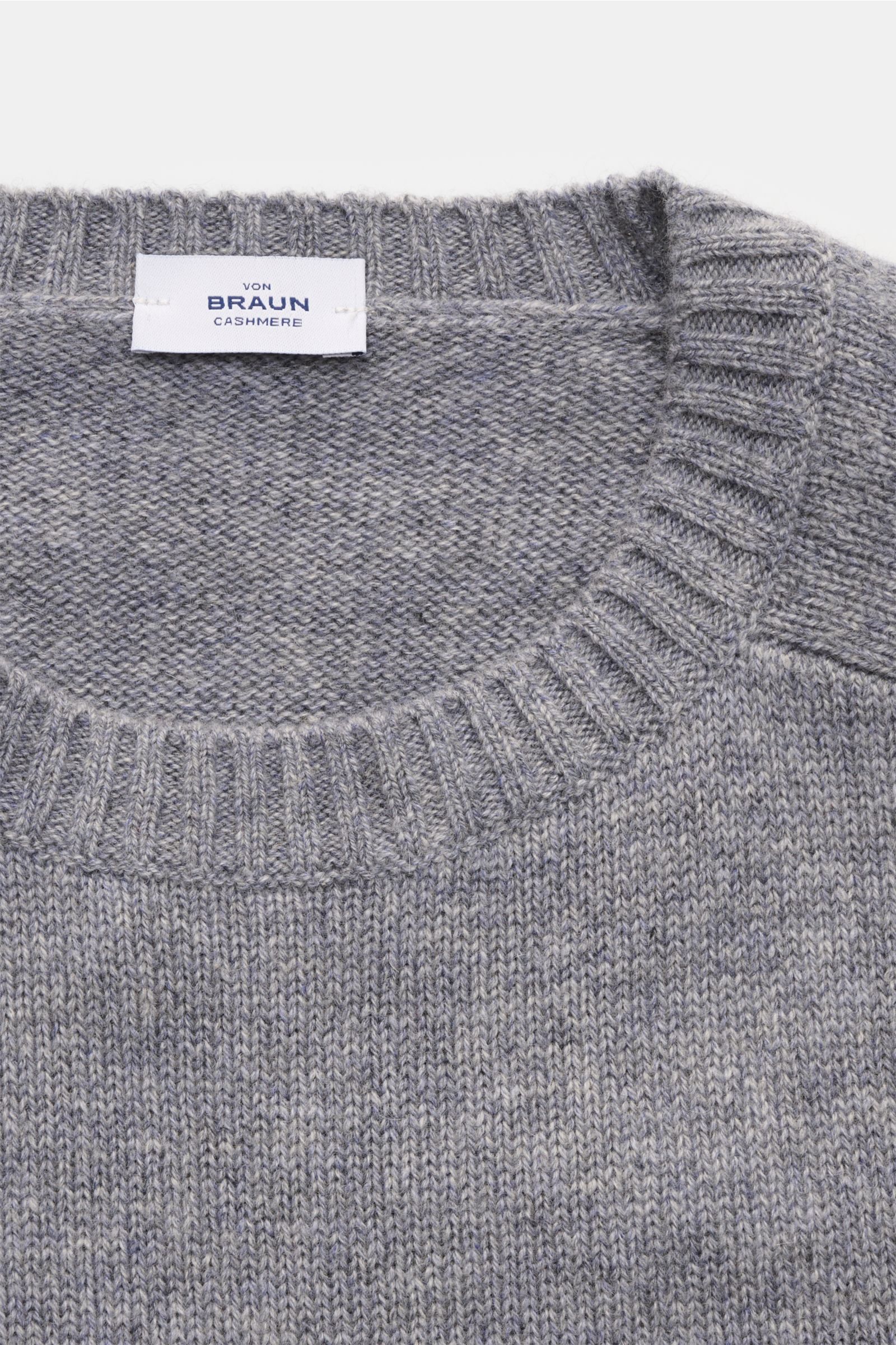 Nahaufnahme des von Braun Cashmere Rundhalspullover grau meliert mit Rundhalsausschnitt, mittelfeinem Strickbild und elastischen Rippbündchen.