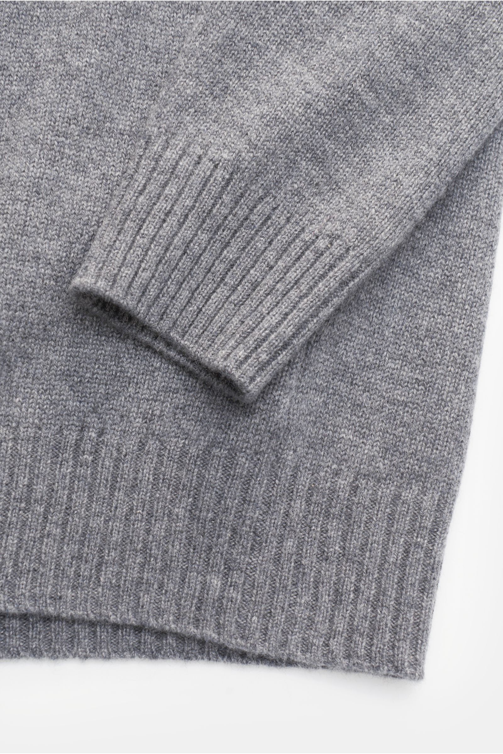 von Braun Cashmere Rundhalspullover grau meliert, Nahaufnahme von Ärmel und Bund, fein gestrickt, mittelfeines Strickbild, elastische Rippbündchen, Slim Fit, aus weichem, reinem Cashmere aus der Mongolei, soft und wärmend.
