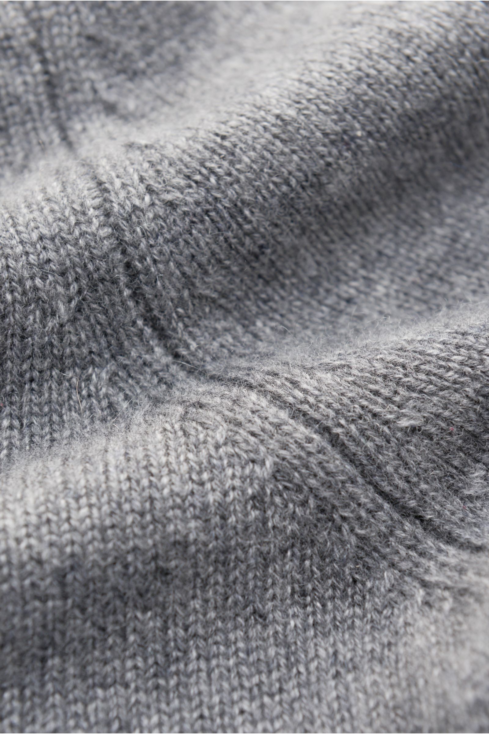 von Braun Cashmere Rundhalspullover grau meliert, Nahaufnahme mittelfeines Strickbild, weicher Cashmere mit elastischen Rippbündchen.