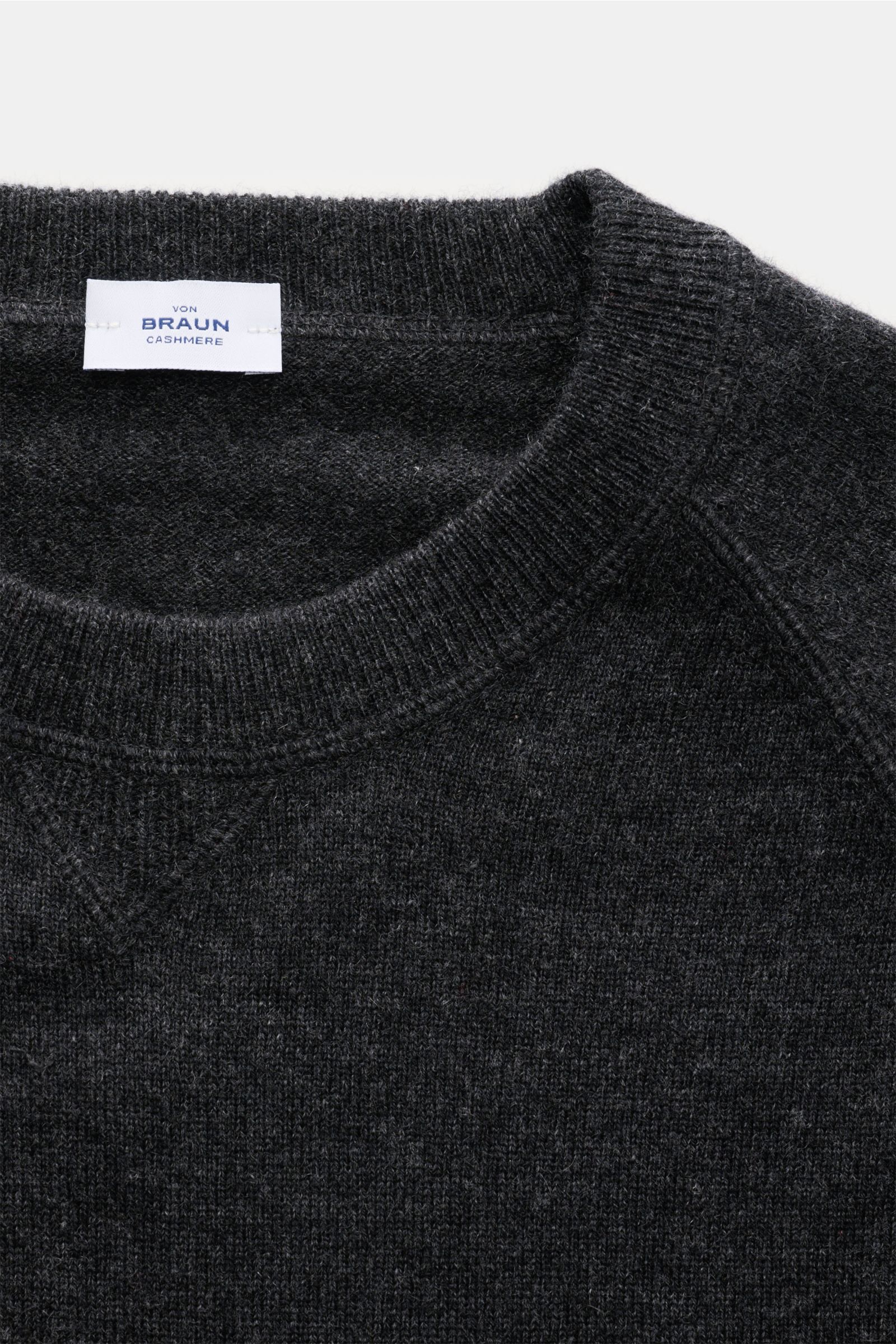 Nahaufnahme des von Braun Cashmere Rundhalspullover dunkelgrau meliert, sportiv, mit Rundhalsausschnitt, Raglanärmeln, Rippbündchen, feinem Strickbild, Regular Fit.