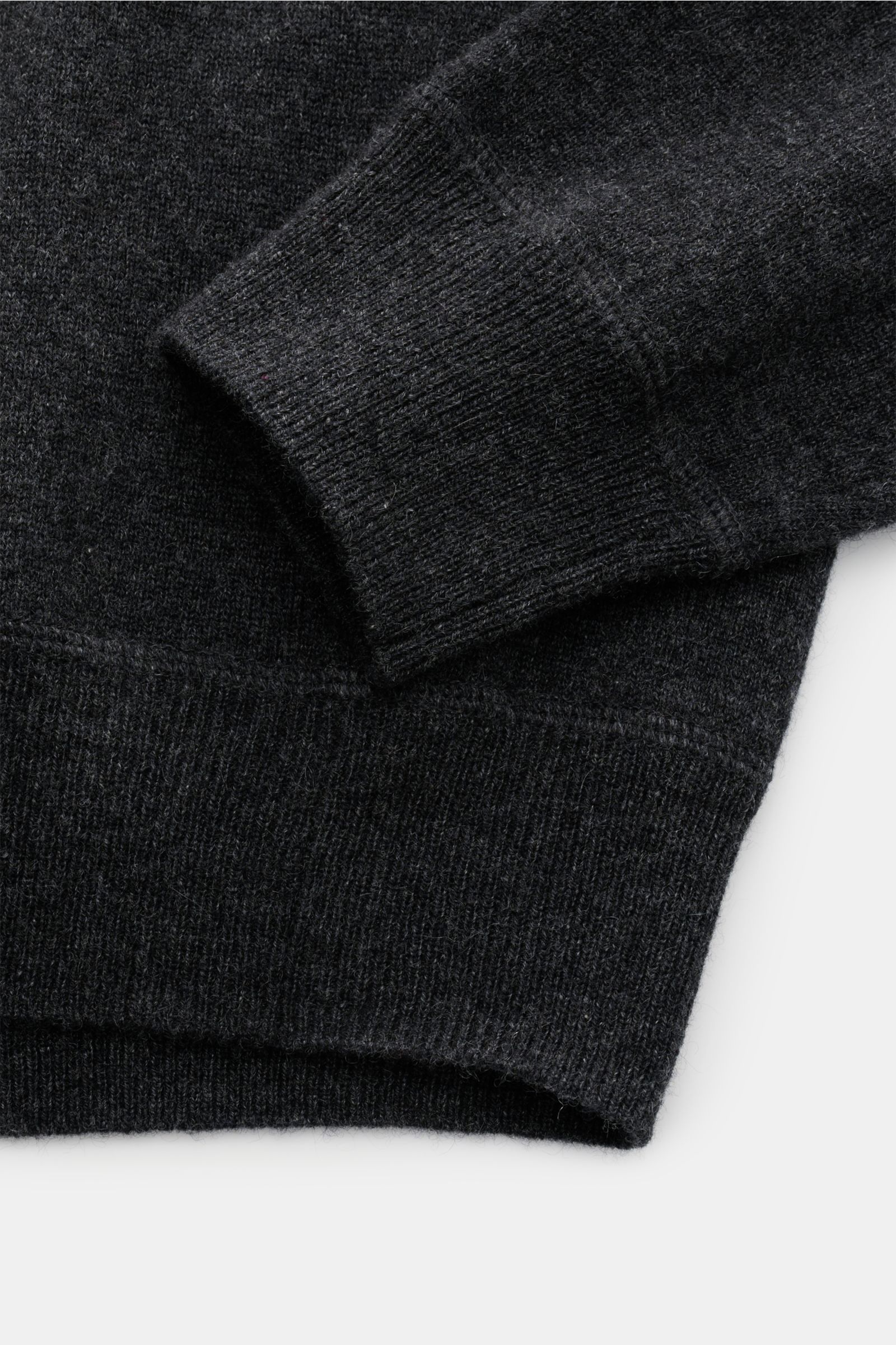 von Braun Cashmere Rundhalspullover dunkelgrau meliert, Detailaufnahme von Ärmel und Bündchen, weicher Griff, feines Strickbild, Regular Fit