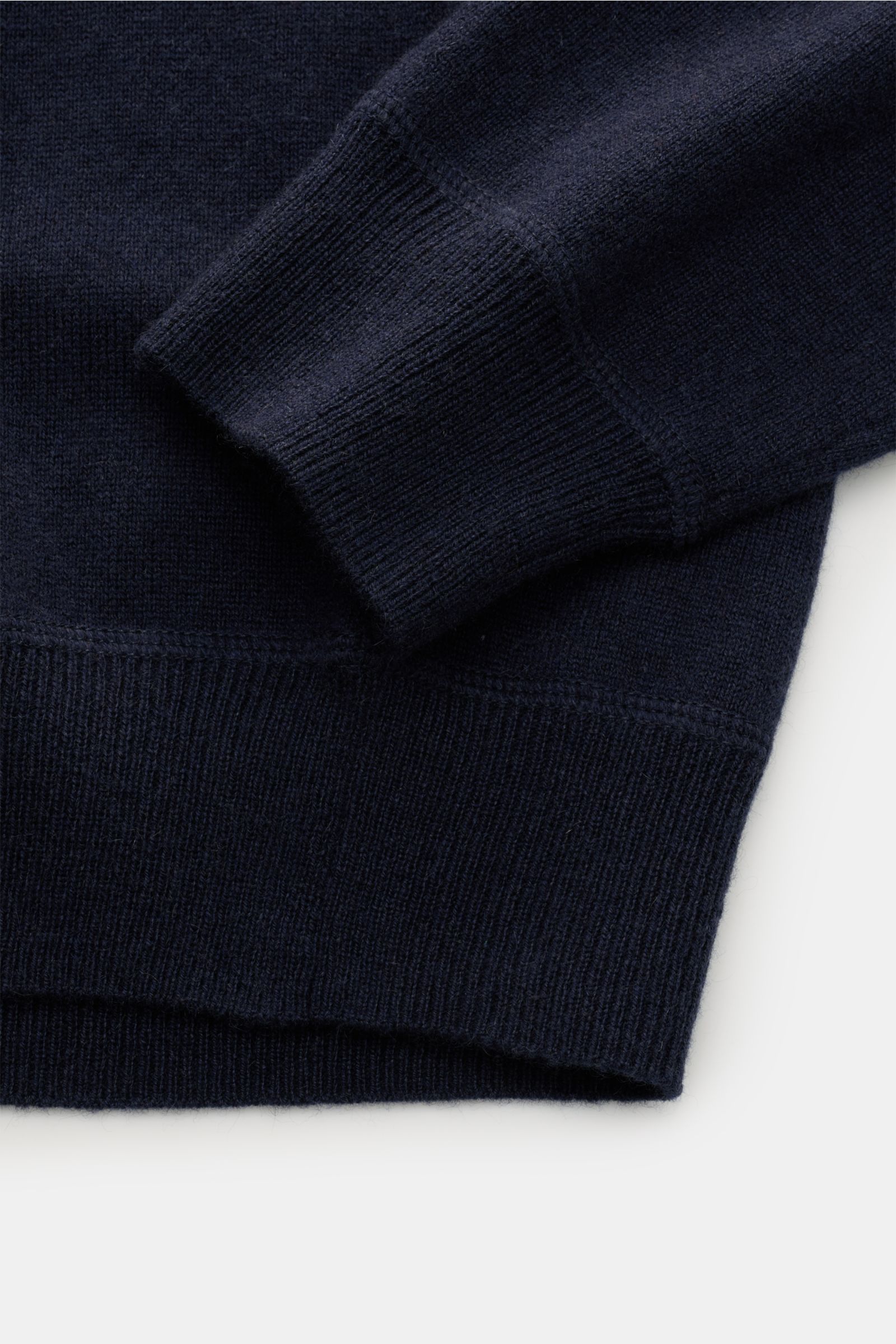 von Braun Cashmere Rundhalspullover navy in Nahaufnahme von unten, weicher Griff, feines Strickbild, Raglanärmel, Rippbündchen, Regular Fit