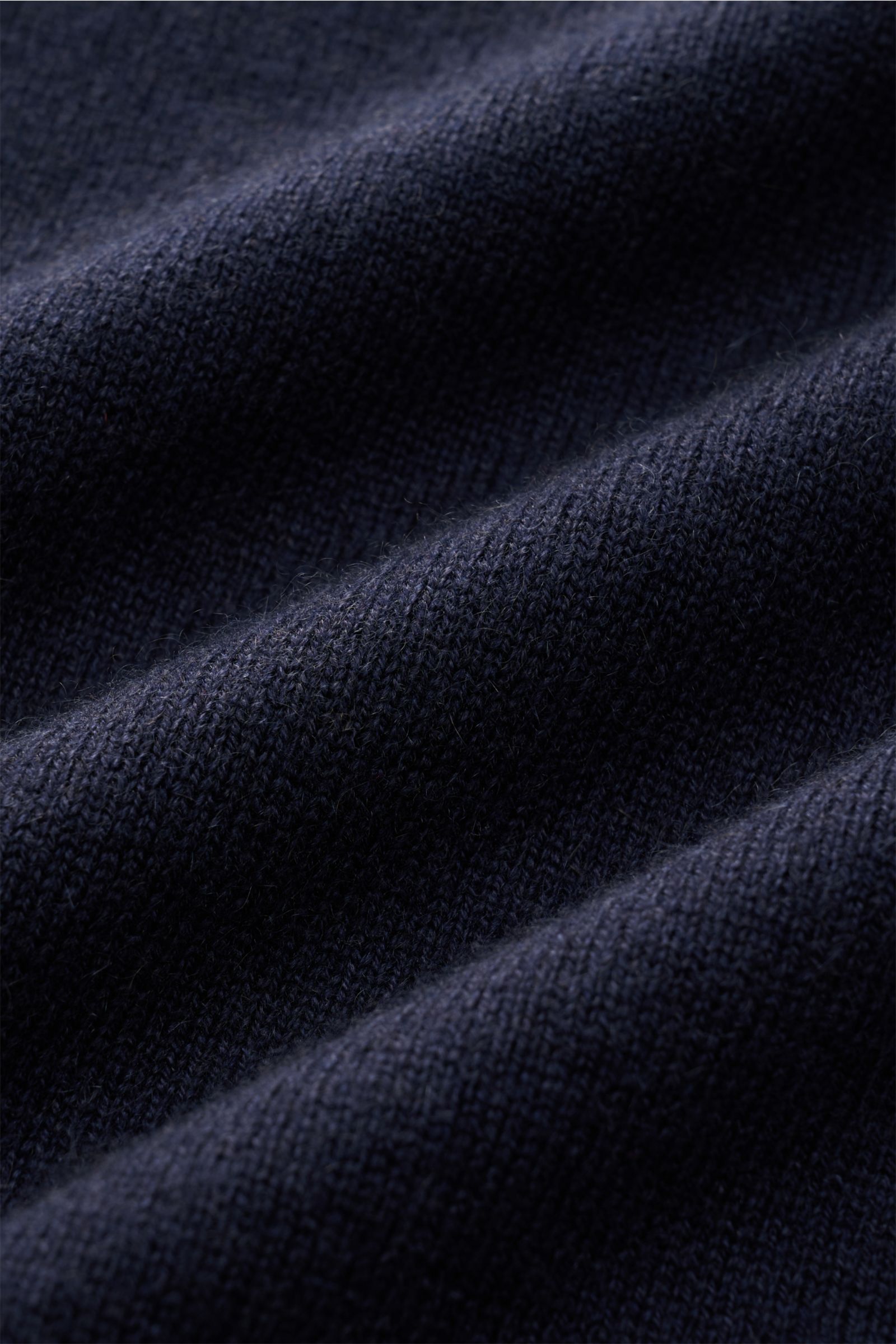 Nahaufnahme des von Braun Cashmere Rundhalspullover navy in Regular Fit mit feinem Strickbild, Raglanärmeln und weichem Griff.