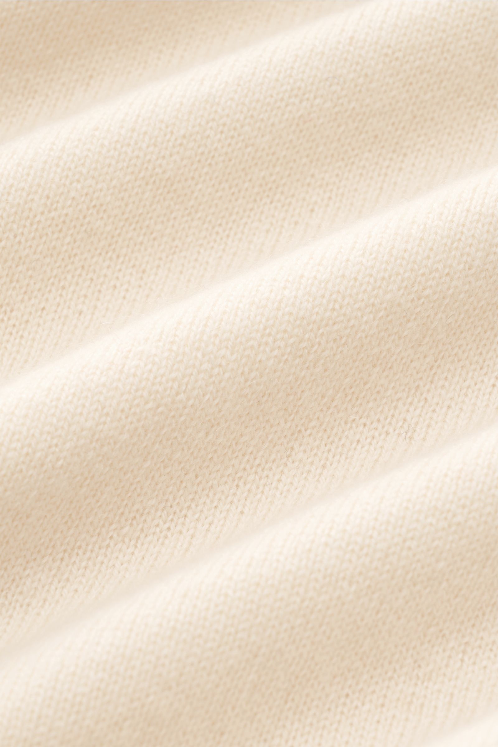 von Braun Cashmere Rundhalspullover creme in Nahaufnahme, feines Strickbild, weicher Griff, Regular Fit, Raglanärmel, Rippbündchen, Rundhals