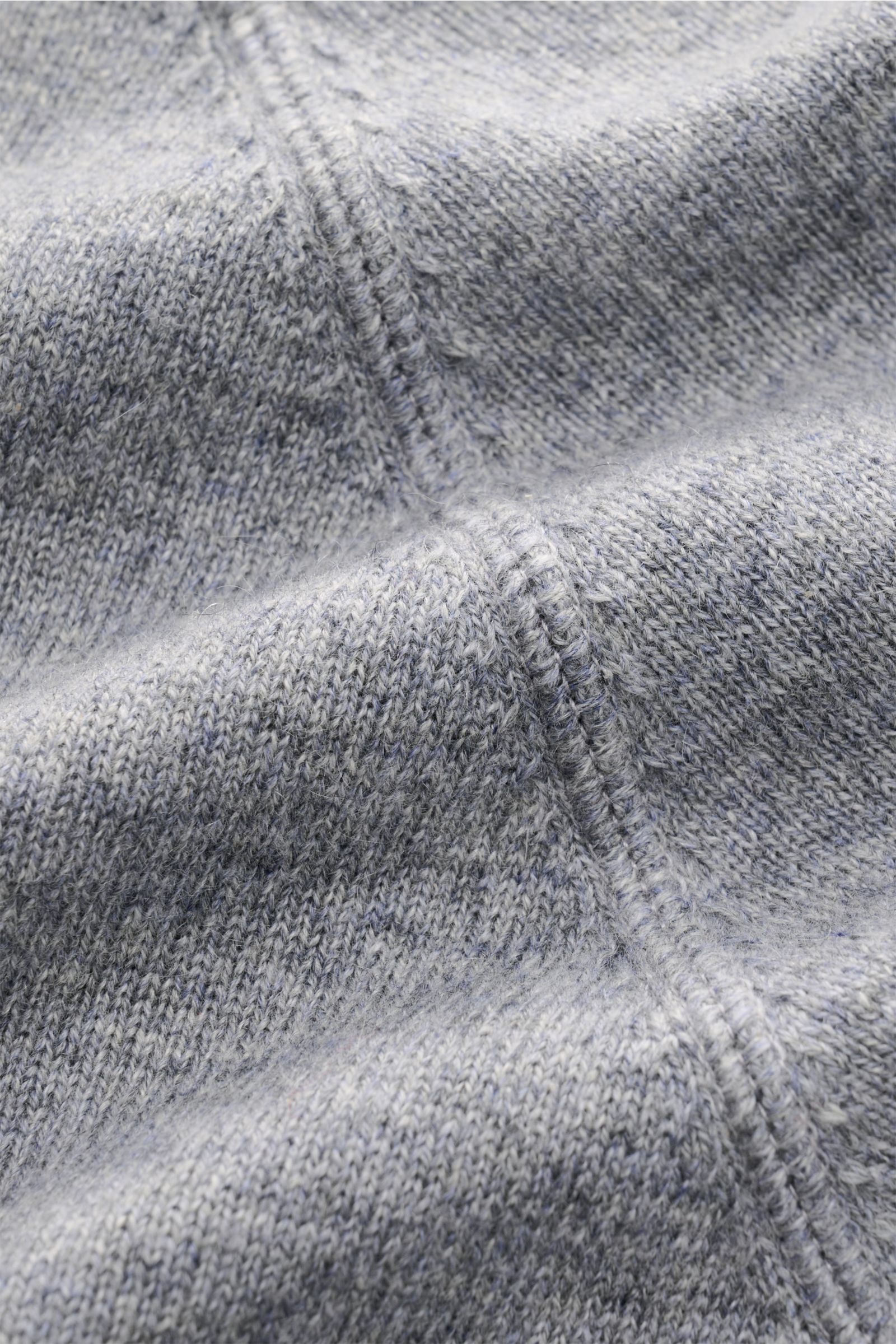 Nahaufnahme des von Braun Cashmere Rundhalspullover grau meliert, Details von feinem Strickbild, Raglanärmel und weichem, meliertem Cashmere.