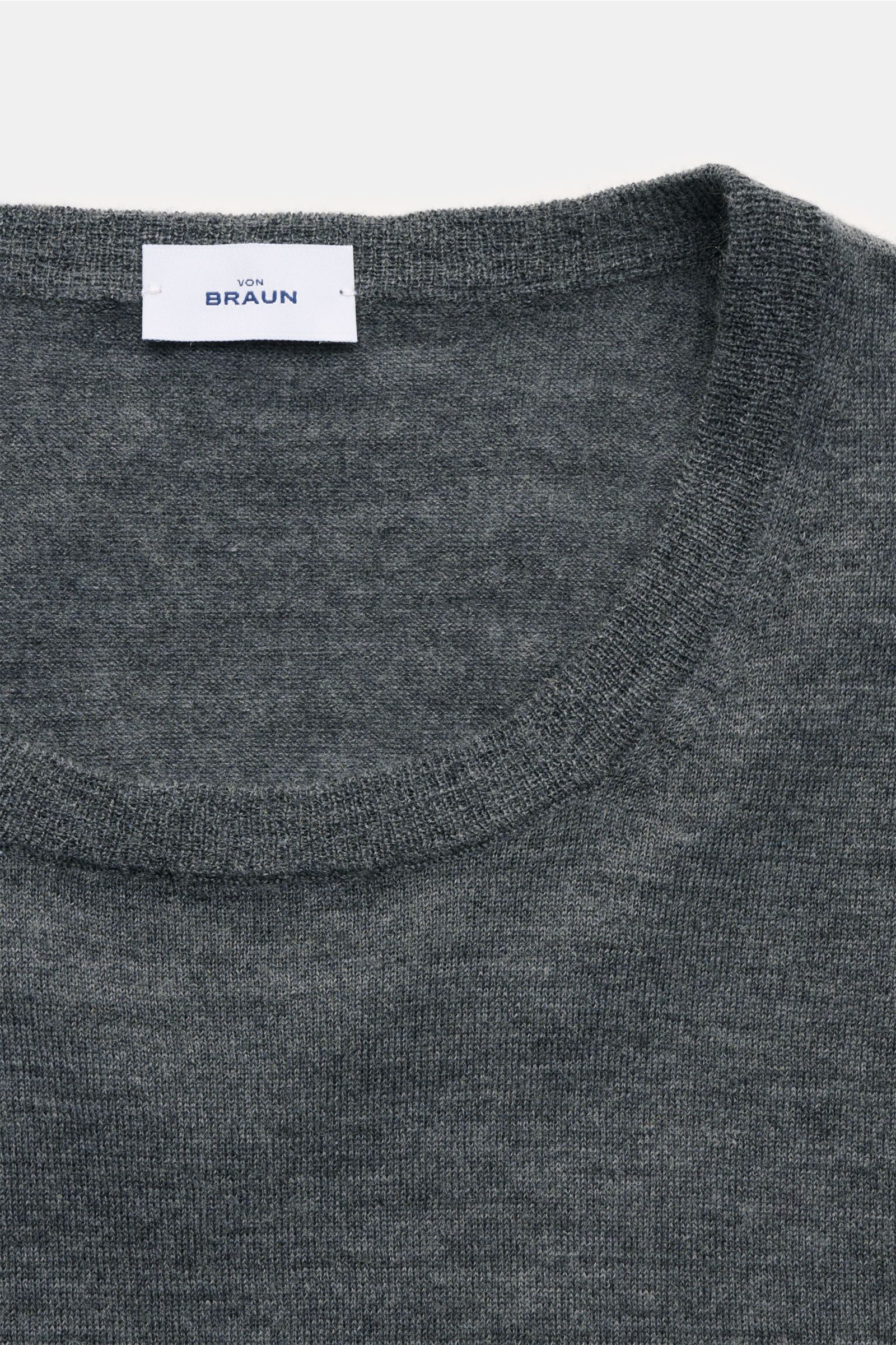 von Braun Merino Rundhalspullover anthrazit meliert, Detailaufnahme von oben, edler Feinstrick aus reiner Merinowolle, Slim Fit, weicher Griff, feines Strickbild, Rundhalsausschnitt, elastische Rippbündchen