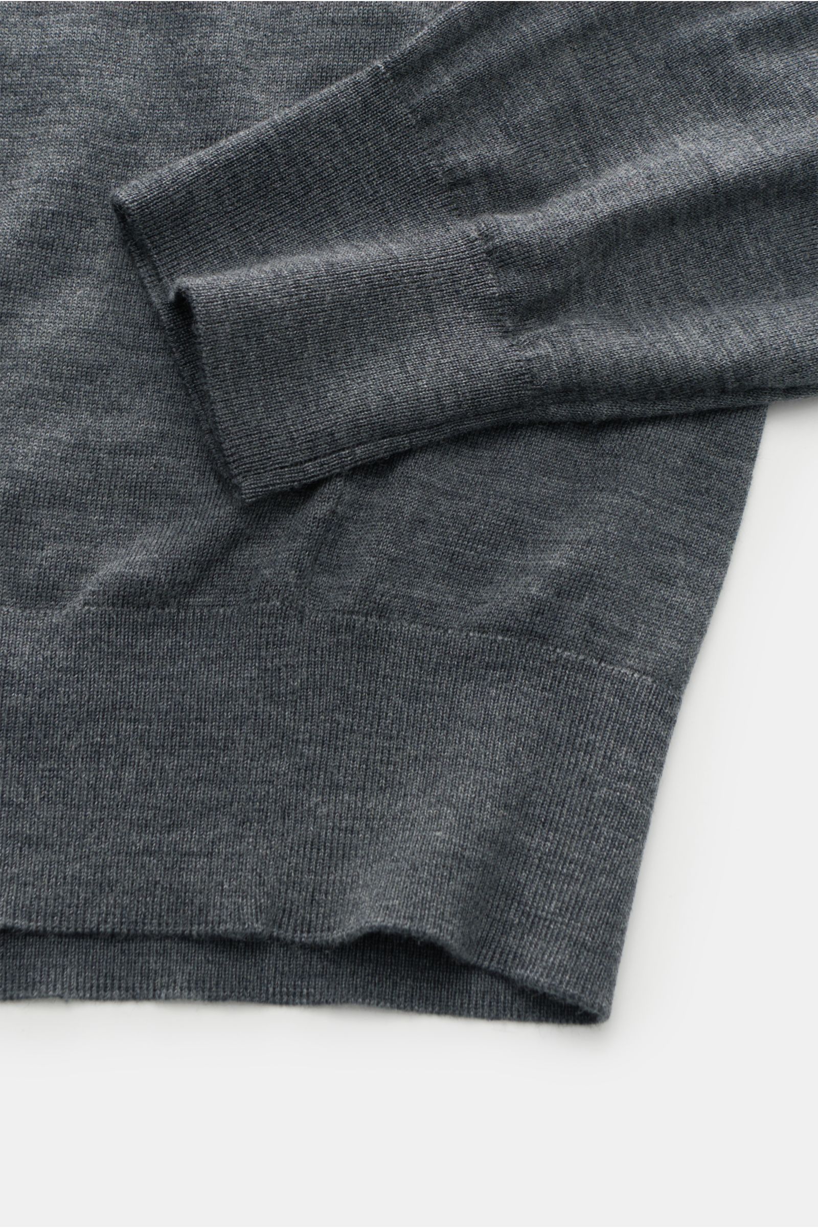 von Braun Merino Rundhalspullover anthrazit meliert, Nahaufnahme von Ärmel und Bund, edler Feinstrick aus reiner Merinowolle, Slim Fit, Rundhalsausschnitt, elastische Rippbündchen, sehr feines Strickbild, weicher Griff, klassisches Basic für die Übergangs