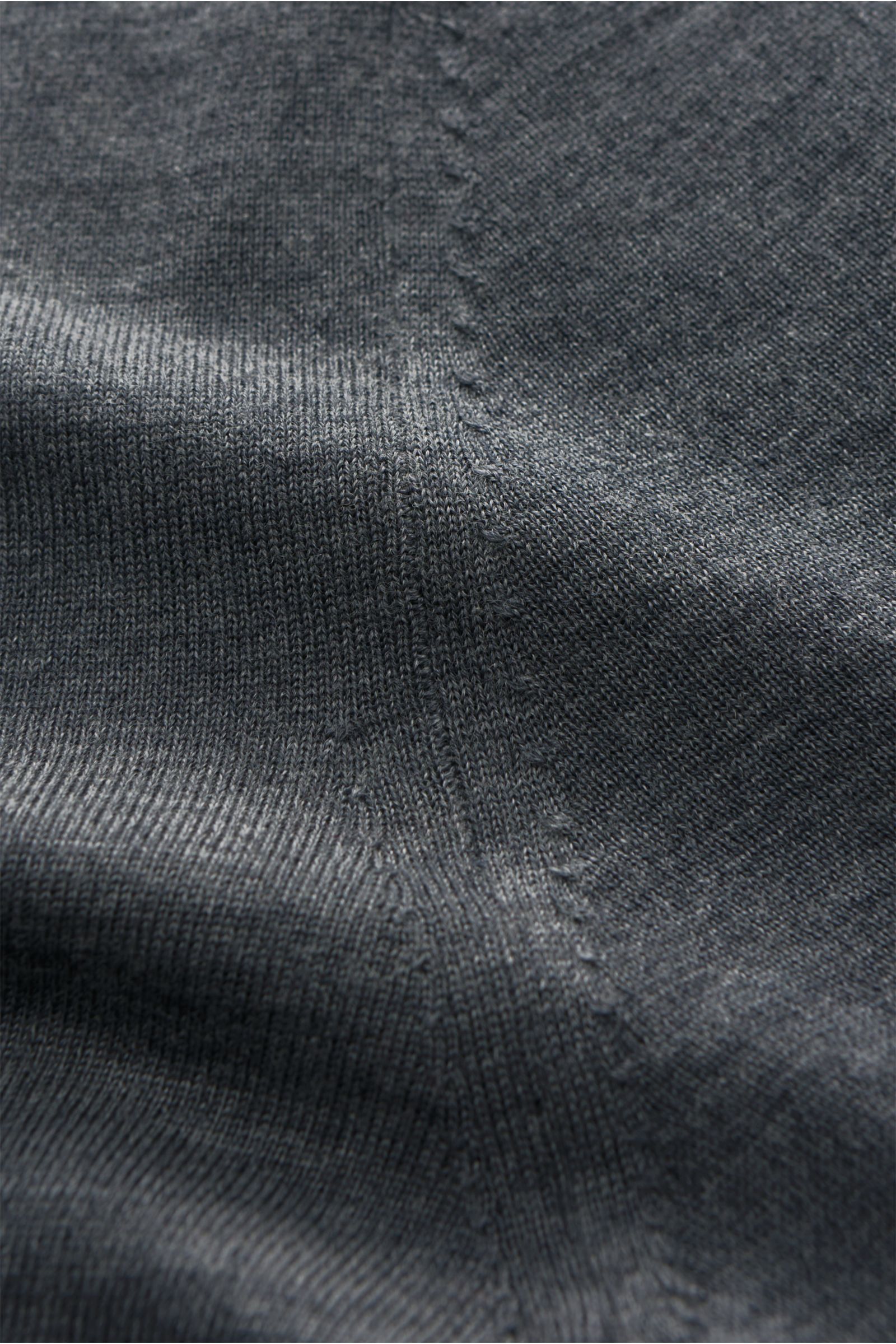 Nahaufnahme des von Braun Merino Rundhalspullover anthrazit meliert mit feinem Strickbild, weichem Griff, Slim Fit und elastischen Rippbündchen.