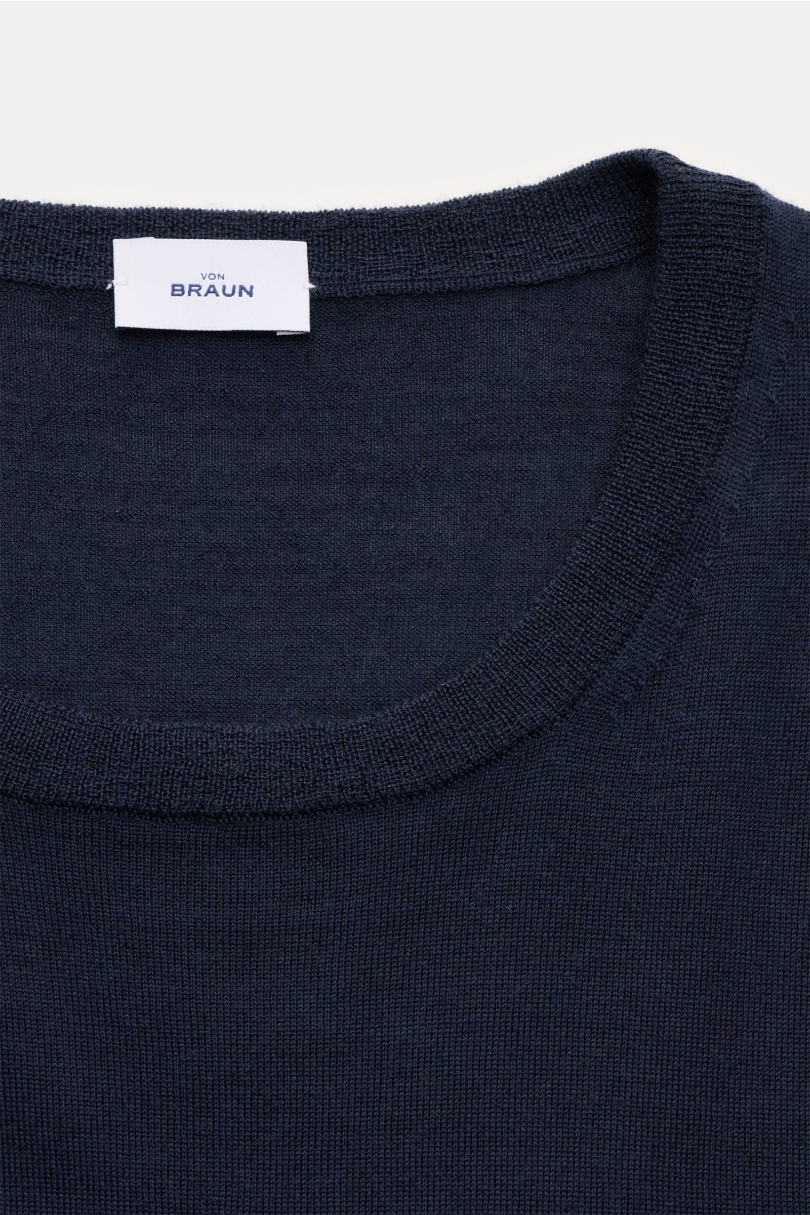 Nahaufnahme von Rundhalsausschnitt und Label des von Braun Merino Rundhalspullover navy, edler Feinstrick aus reiner Merinowolle, Slim Fit, weicher Griff, sehr feines Strickbild, elastische Rippbündchen.