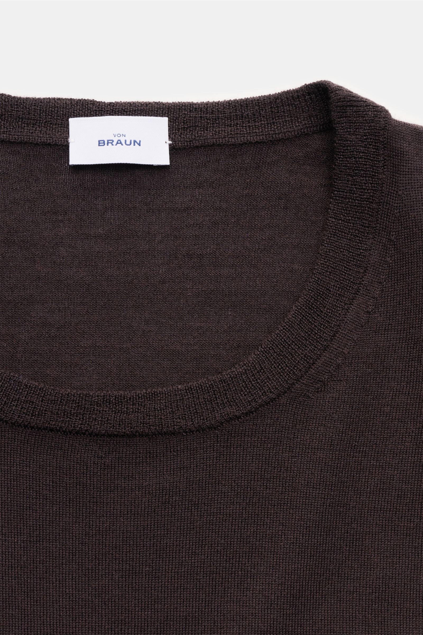 von Braun Merino Rundhalspullover dunkelbraun, Slim Fit, feiner Feinstrick, Rundhalsausschnitt, elastische Rippbündchen, Detailansicht von oben