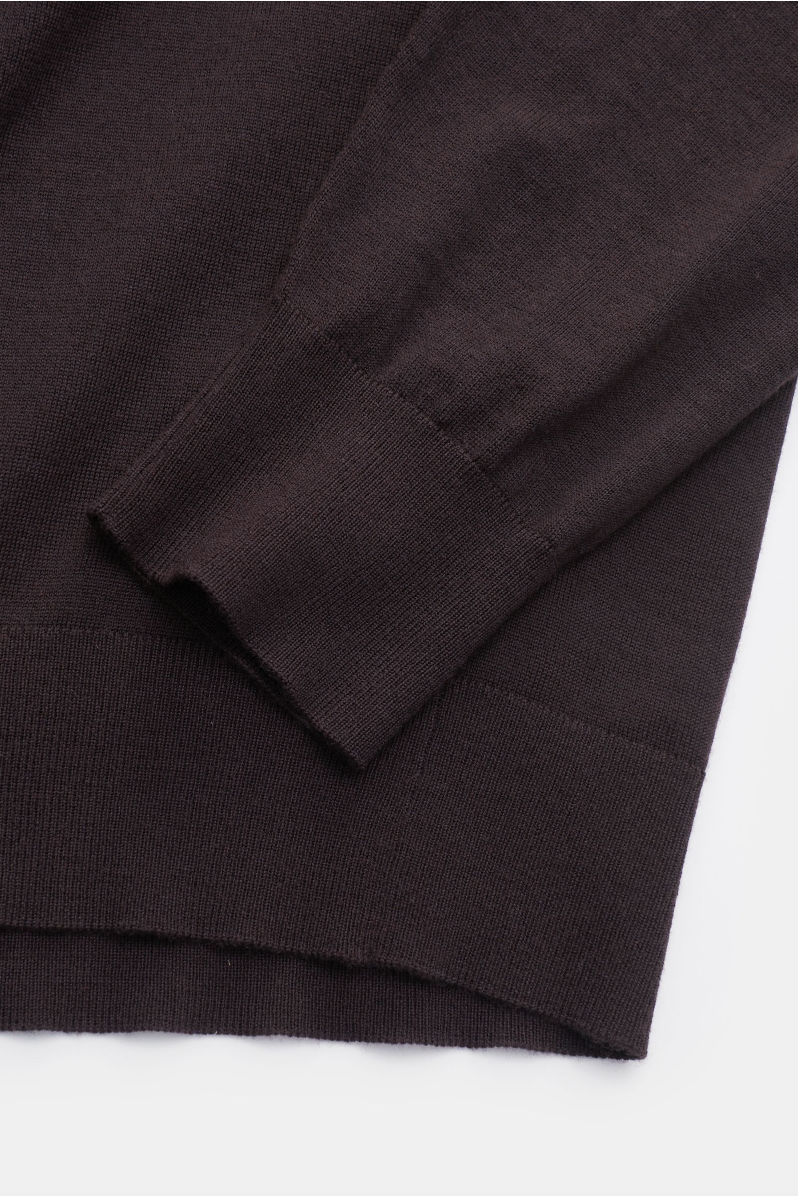 Nahaufnahme des dunkelbraunen von Braun Merino Rundhalspullovers aus feinem Merinowoll-Feinstrick, Slim Fit, Rundhalsausschnitt, elastische Rippbündchen.