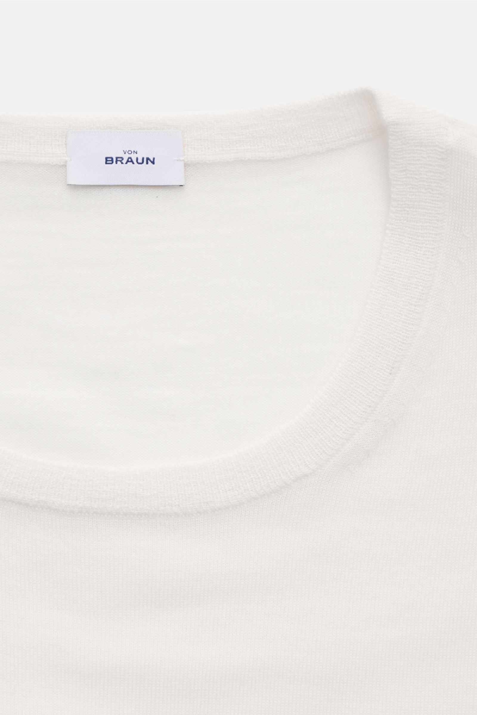 von Braun Merino Rundhalspullover creme aus reiner Merinowolle, Slim Fit, weicher Griff, feines Strickbild, Rundhalsausschnitt, elastische Rippbündchen, Detailaufnahme von oben