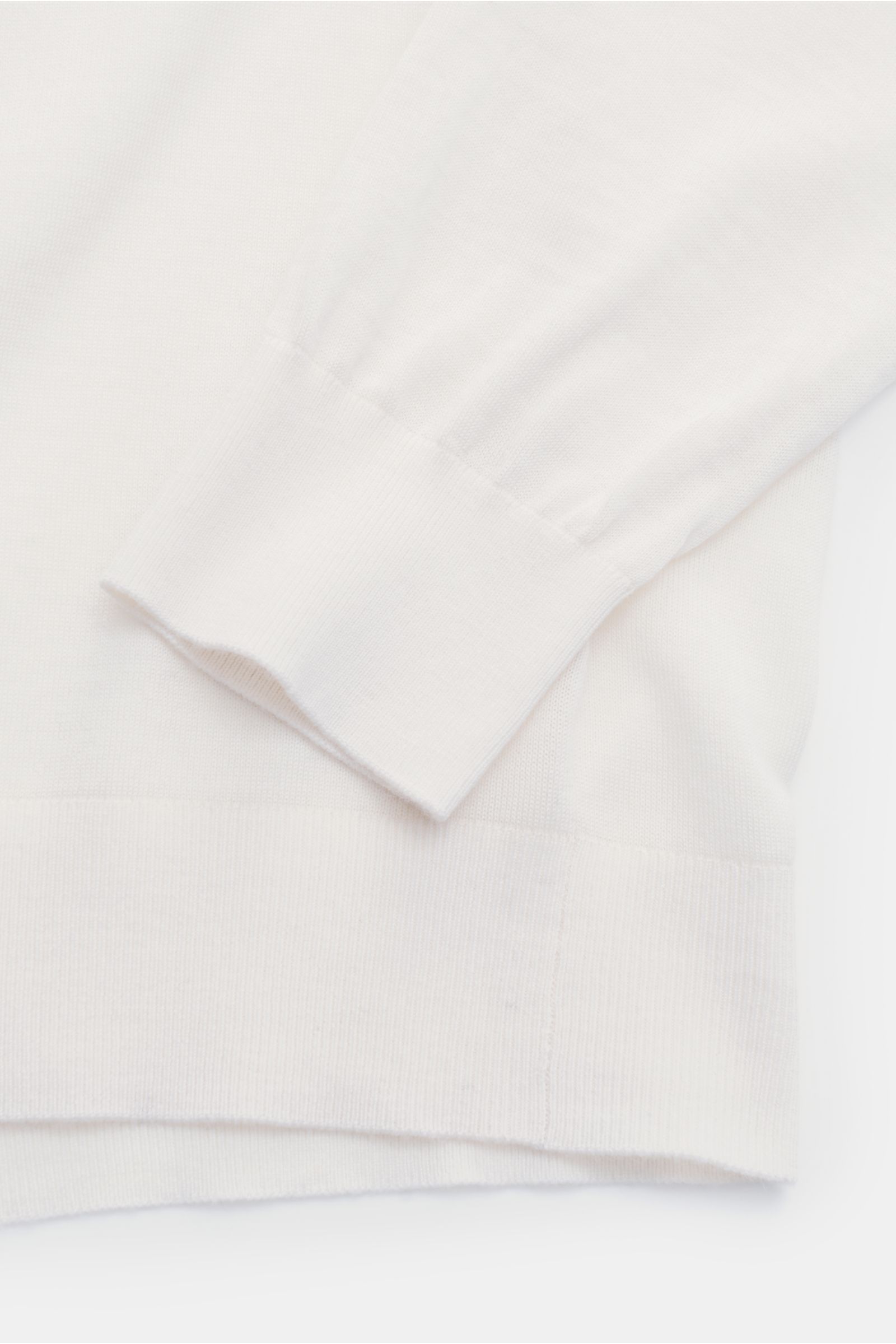 von Braun Merino Rundhalspullover creme in Slim Fit, Detailaufnahme von Ärmel und Bündchen aus weicher Merinowolle mit feinem Strickbild, Rundhalsausschnitt, elastische Rippbündchen, edler Feinstrick für Übergangszeit.