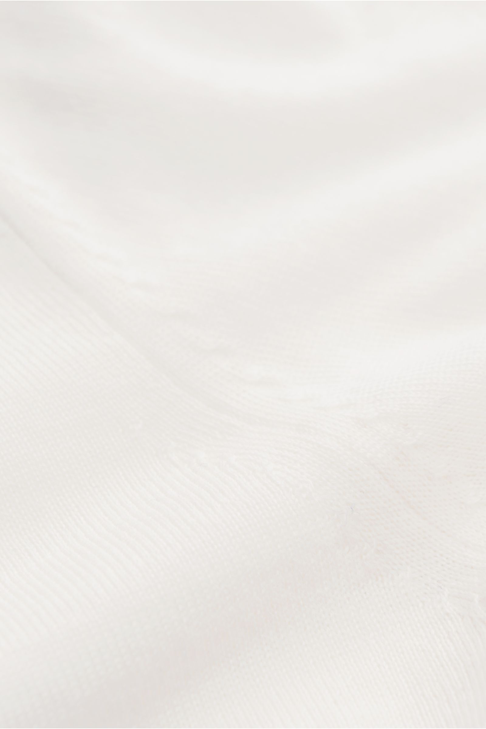 Nahaufnahme des von Braun Merino Rundhalspullover creme aus feinem Merinowollstrick, Slim Fit, Rundhalsausschnitt, elastische Rippbündchen.