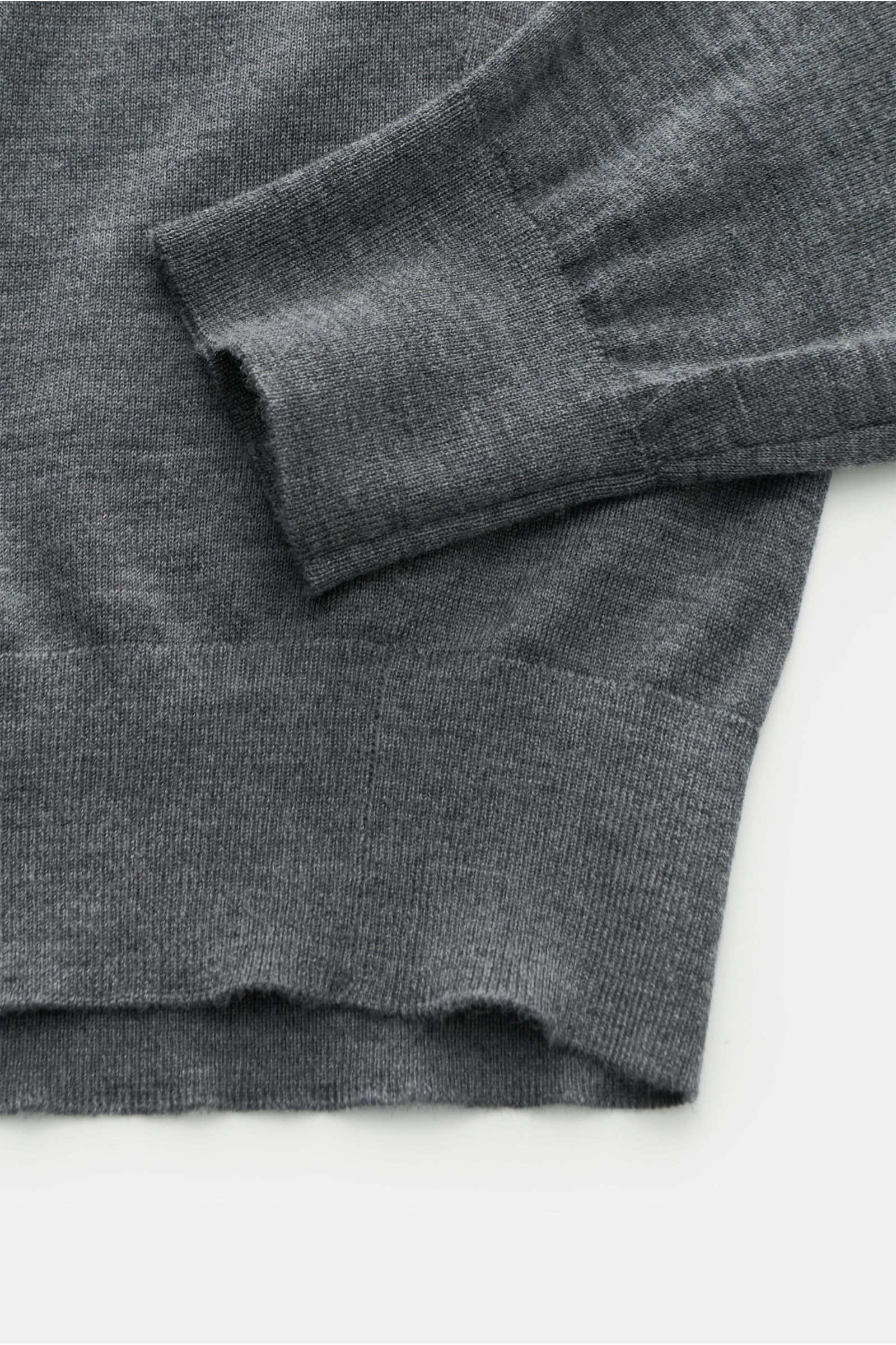 von Braun Merino Rundhalspullover grau meliert, Detailaufnahme von unten, edler Feinstrick aus reiner Merinowolle, Slim Fit, weicher Griff, elastische Rippbündchen, feines Strickbild