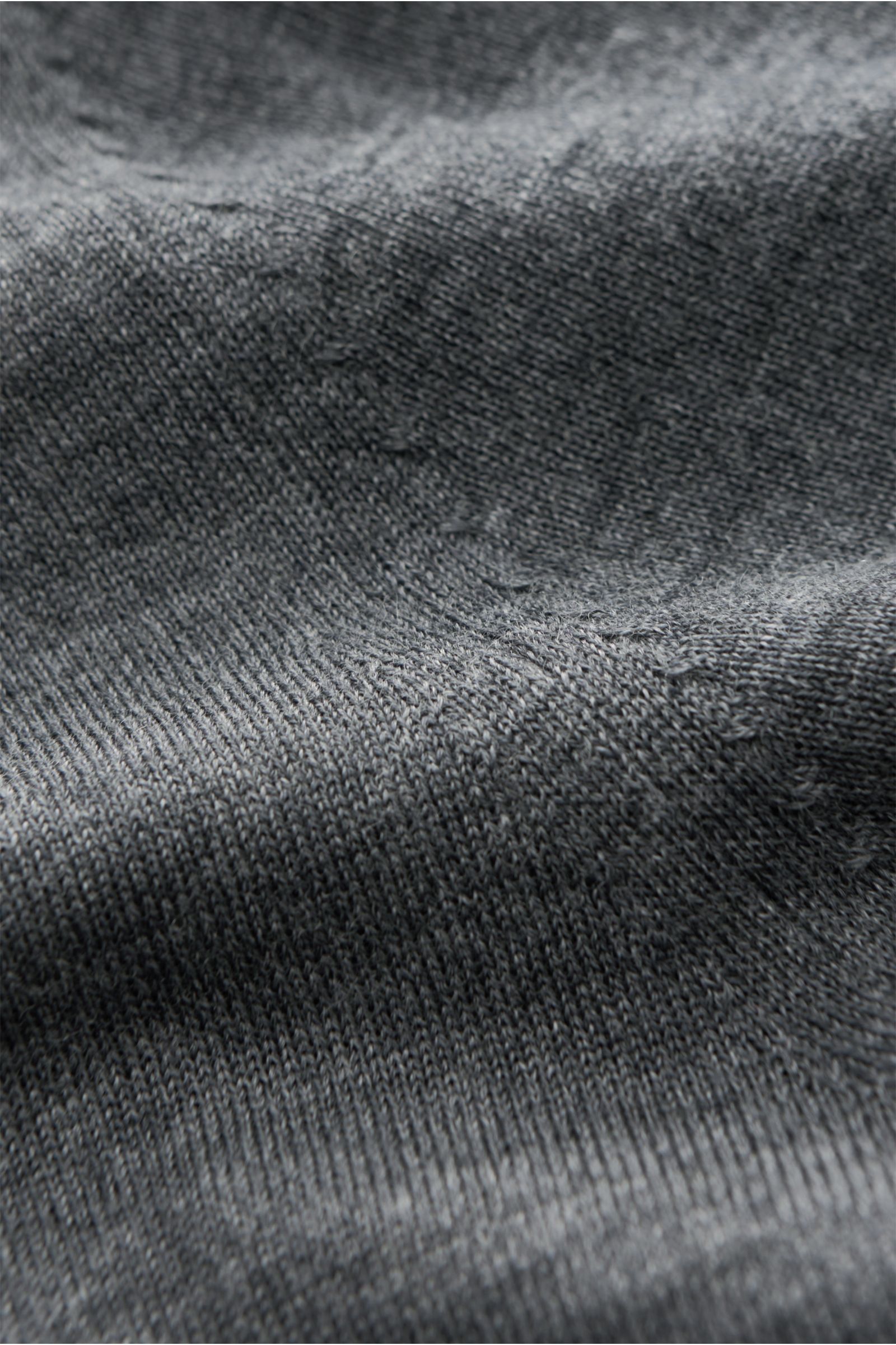 Nahaufnahme des von Braun Merino Rundhalspullover grau meliert aus reiner Merinowolle mit feinem Strickbild und weichem Griff.