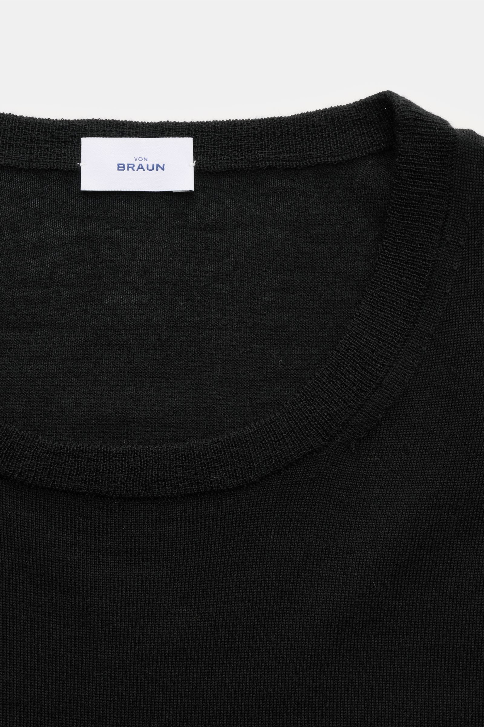 von Braun Merino Rundhalspullover schwarz, Slim Fit, weicher Feinstrick aus reiner Merinowolle, Rundhalsausschnitt, elastische Rippbündchen, Detailaufnahme von oben