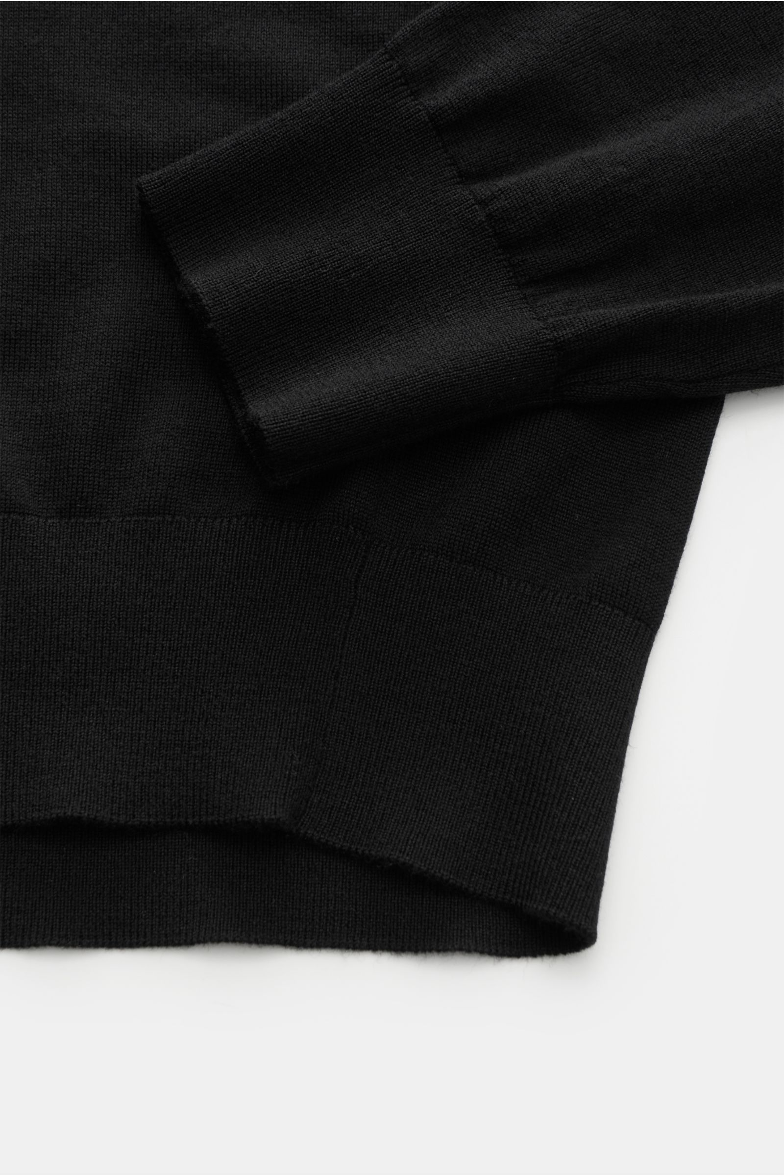 Nahaufnahme des von Braun Merino Rundhalspullover schwarz von oben, edler Feinstrick aus reiner Merinowolle mit Slim Fit, Rundhalsausschnitt und elastischen Rippbündchen.