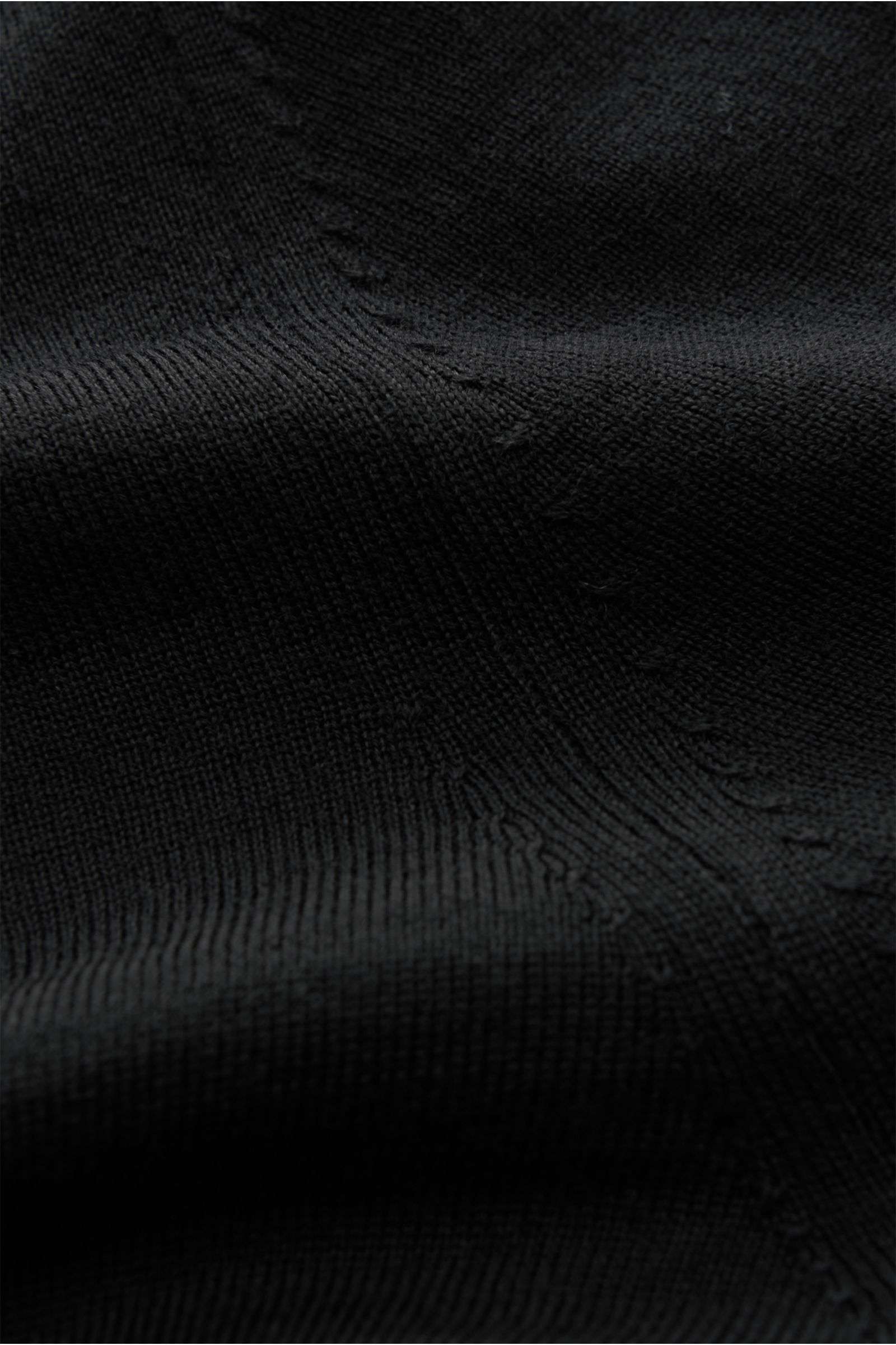 Nahaufnahme des schwarzen von Braun Merino Rundhalspullovers aus reiner Merinowolle mit feinem Strickbild und weichem Griff in Slim Fit.