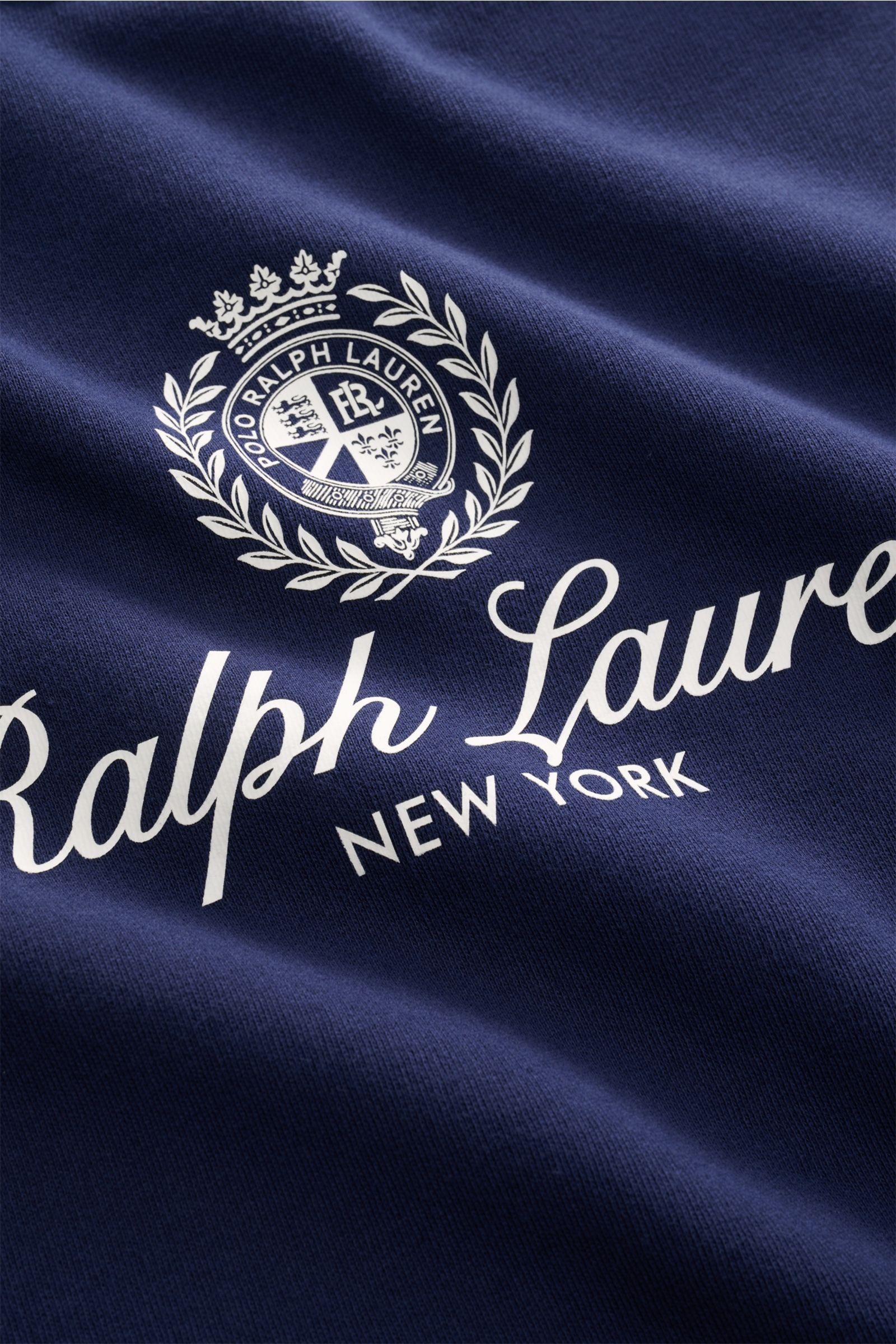 Nahaufnahme aus schräger Perspektive auf das Polo Ralph Lauren Sweatshirt navy mit weißem Brust-Stitching, weicher Baumwoll-Microfaser.