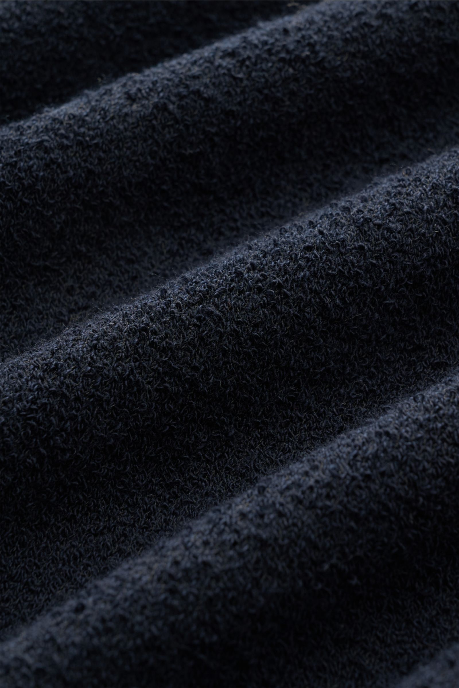 Makroaufnahme der markanten Frottee-Optik des 04651/ A trip in a bag Rundhalspullover 'Knit Terry Crew' navy mit feiner Bouclé-Struktur.