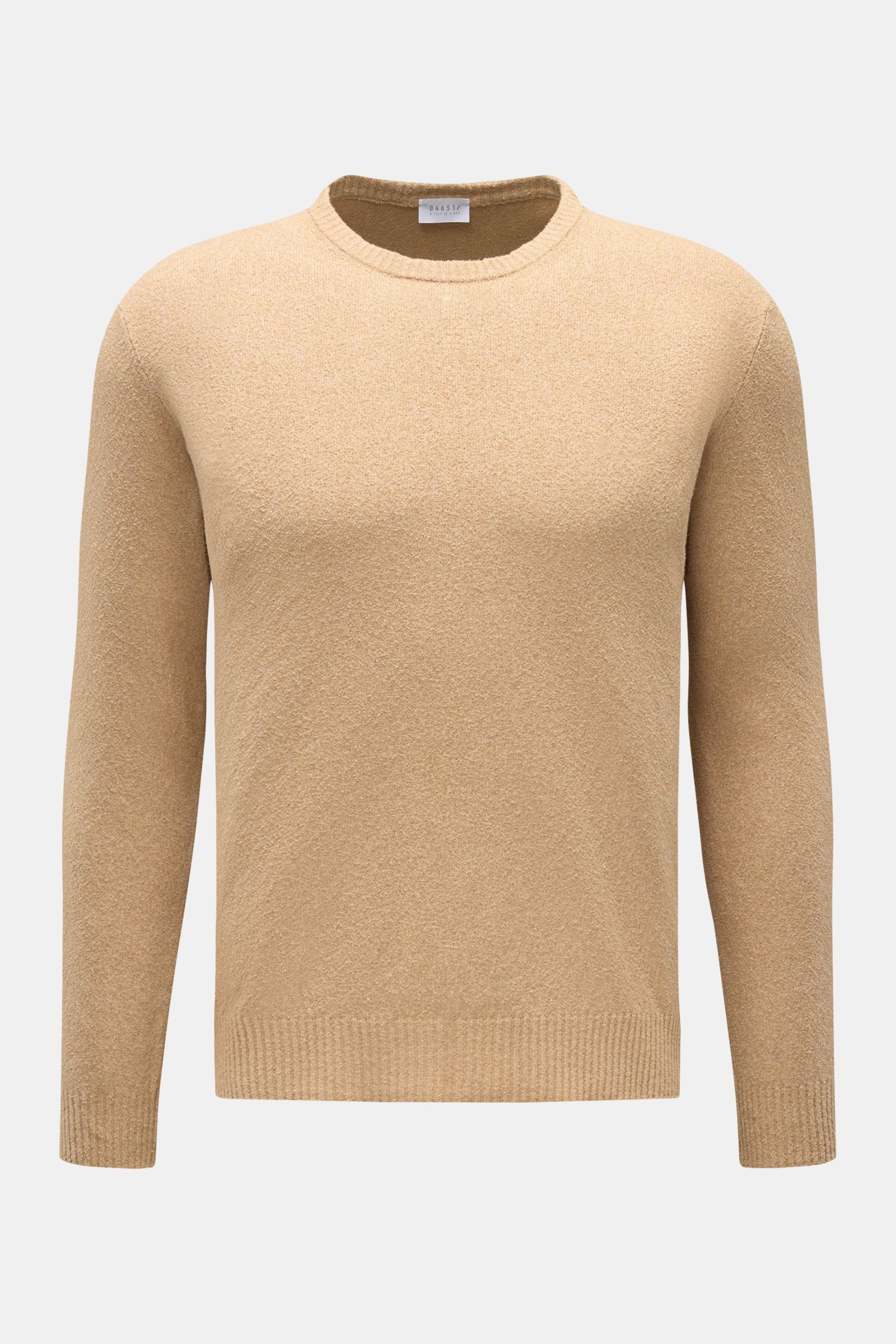 Frontale Nahaufnahme des 04651/ A trip in a bag Rundhalspullover 'Knit Terry Crew' beige mit feiner Bouclé-Struktur, Slim Fit und flexiblem Rippbündchen.