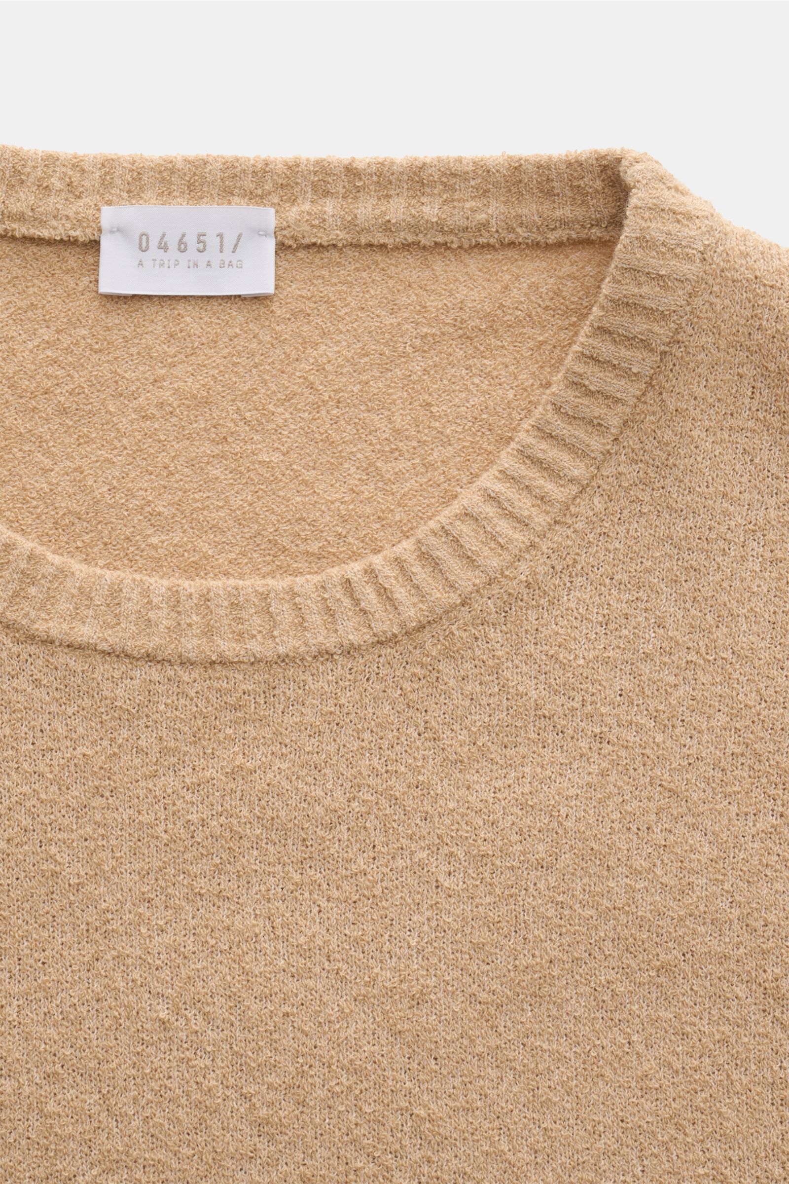 Beige 04651/ A trip in a bag Rundhalspullover 'Knit Terry Crew' in Slim Fit, feine Bouclé-Struktur, Rundhalsausschnitt, flexible Rippbündchen, Nahaufnahme von oben.