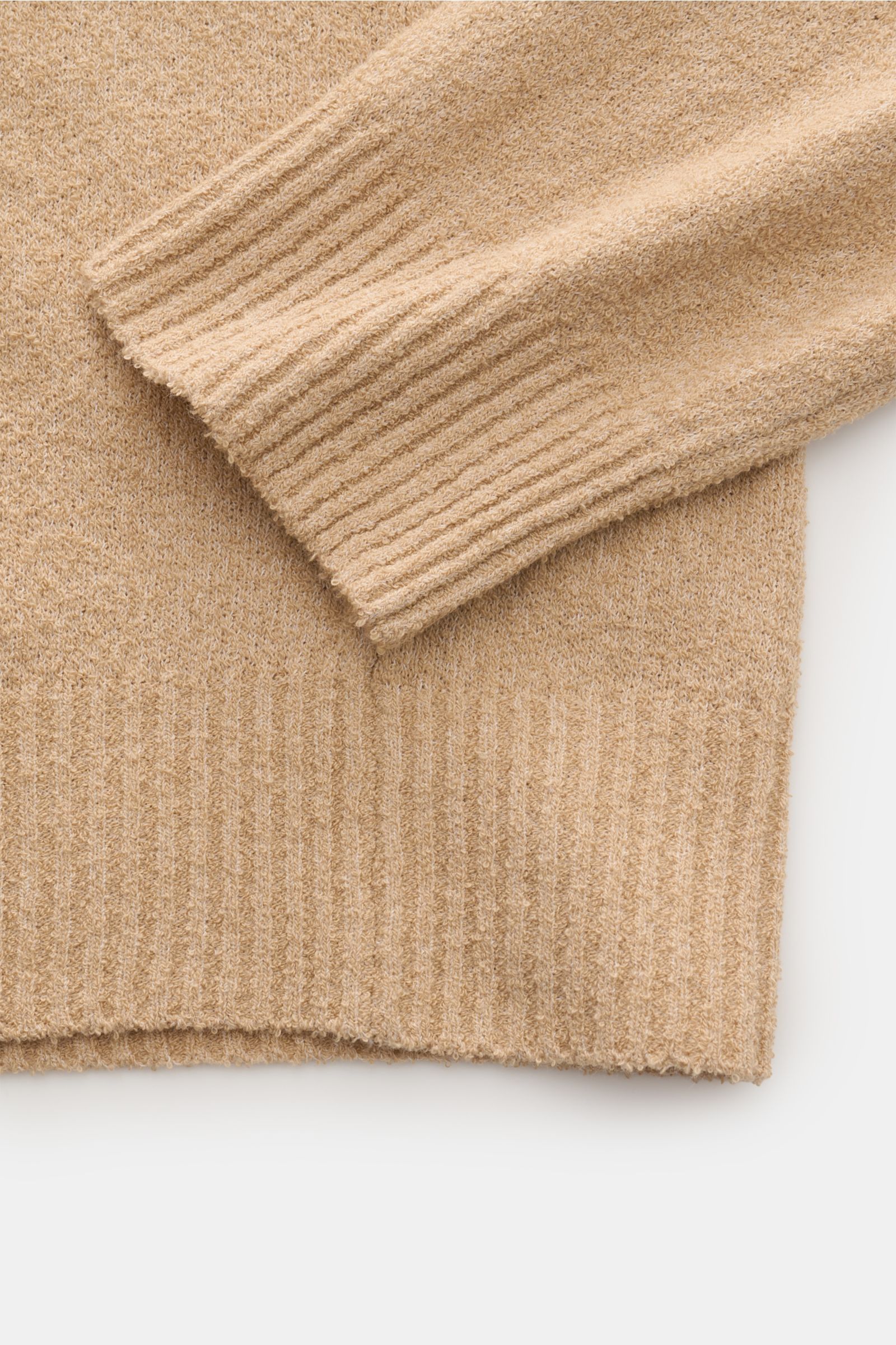 04651/ A trip in a bag Rundhalspullover 'Knit Terry Crew' beige in Nahaufnahme von Ärmel und Bund mit feiner Bouclé-Struktur, Slim Fit und elastischen Rippbündchen.