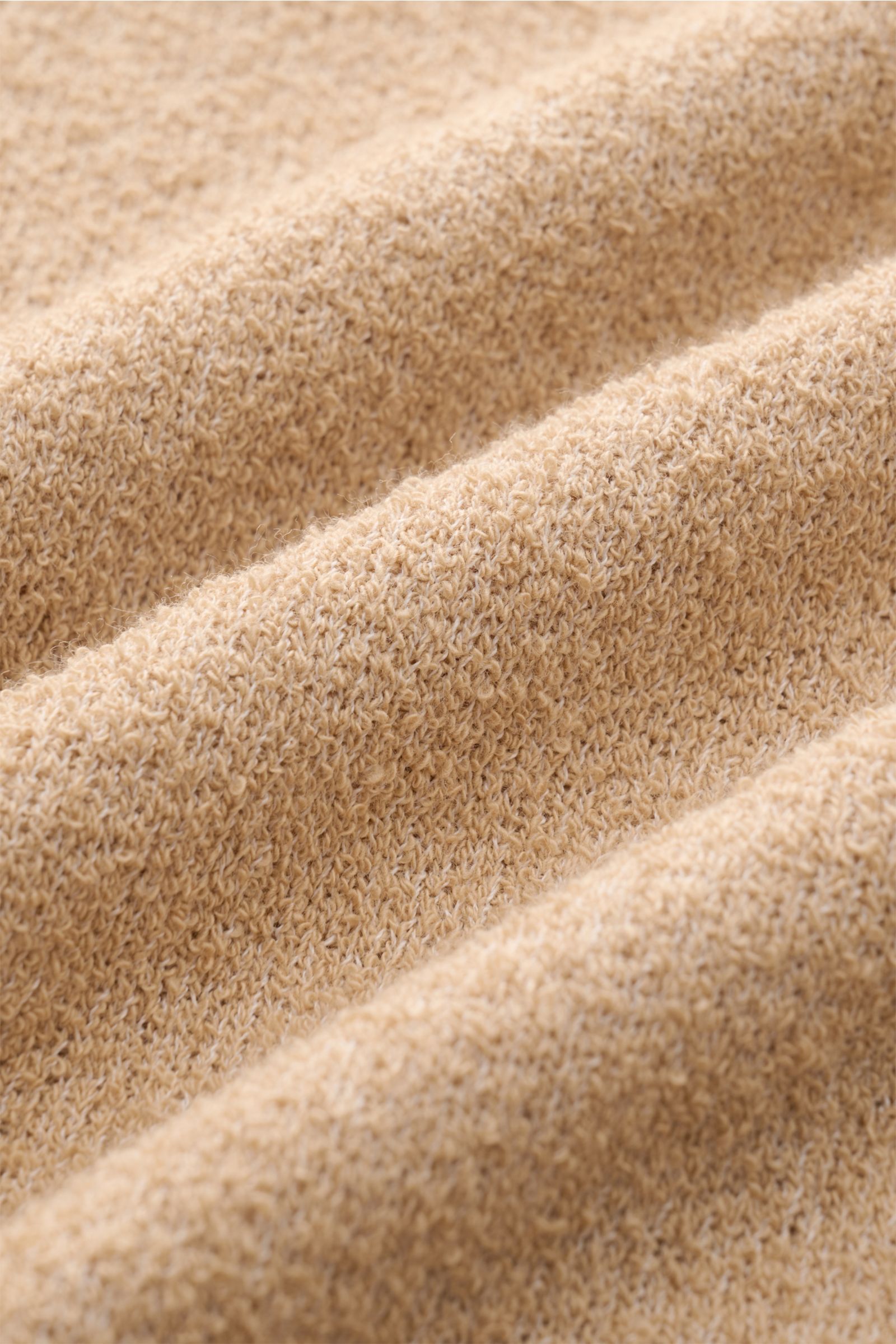 Nahaufnahme der feinen Bouclé-Struktur des 04651/ A trip in a bag Rundhalspullover 'Knit Terry Crew' beige mit markanter Frottee-Optik.