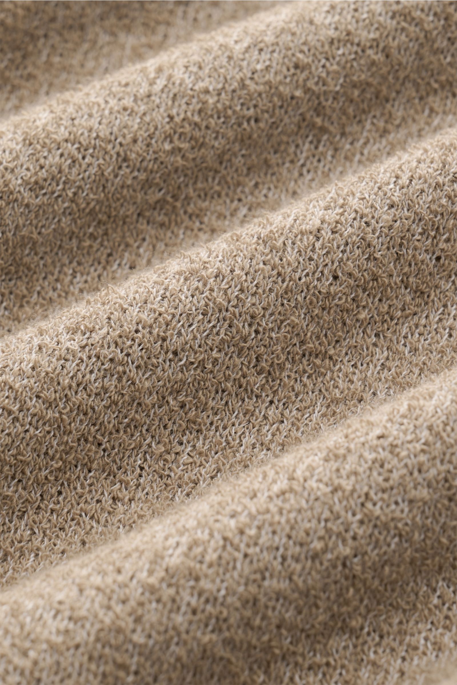 Makroaufnahme der feinen Bouclé-Struktur des 04651/ A trip in a bag Rundhalspullover 'Knit Terry Crew' taupe mit markanter Frottee-Optik.