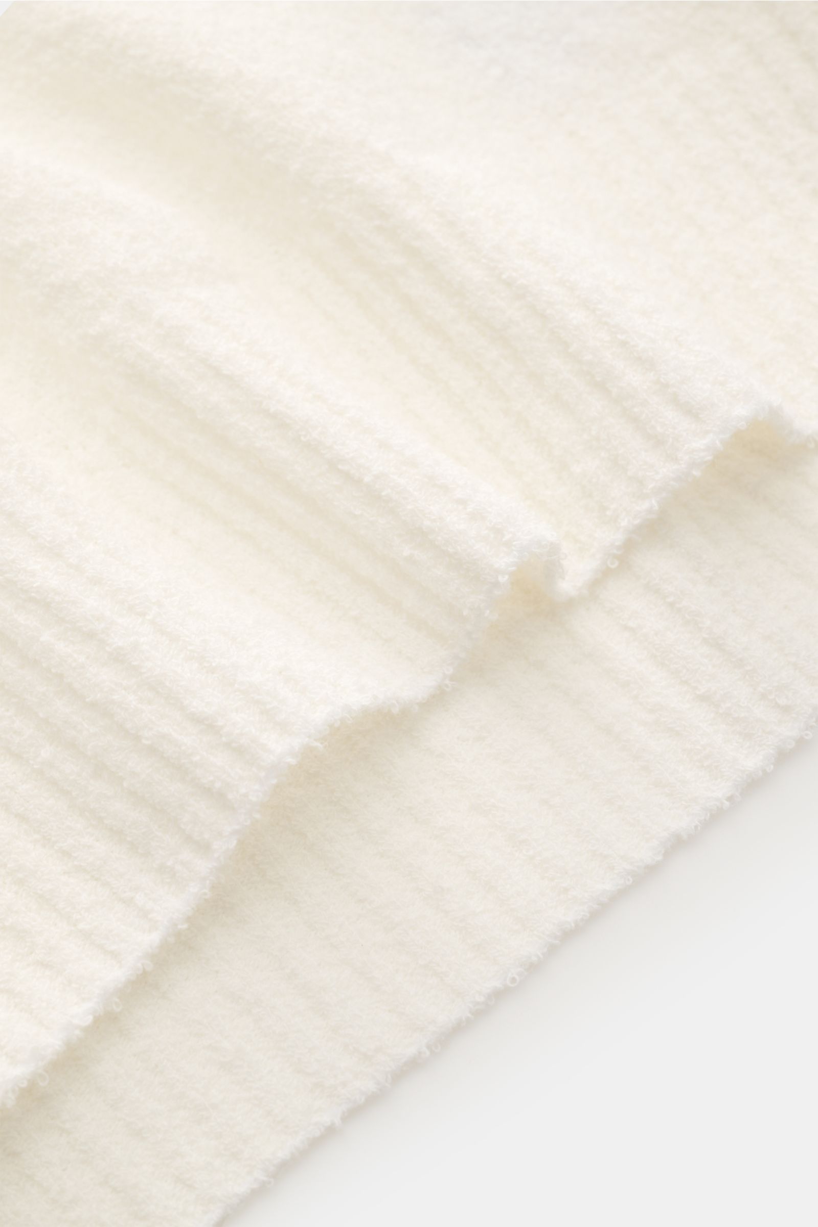 04651/ A trip in a bag Rundhalspullover 'Knit Terry Crew' offwhite aus feinem Bouclé-Strick mit markanter Frottee-Optik, Slim Fit, Rundausschnitt, flexible Rippbündchen, Detailaufnahme der Stoffstruktur.