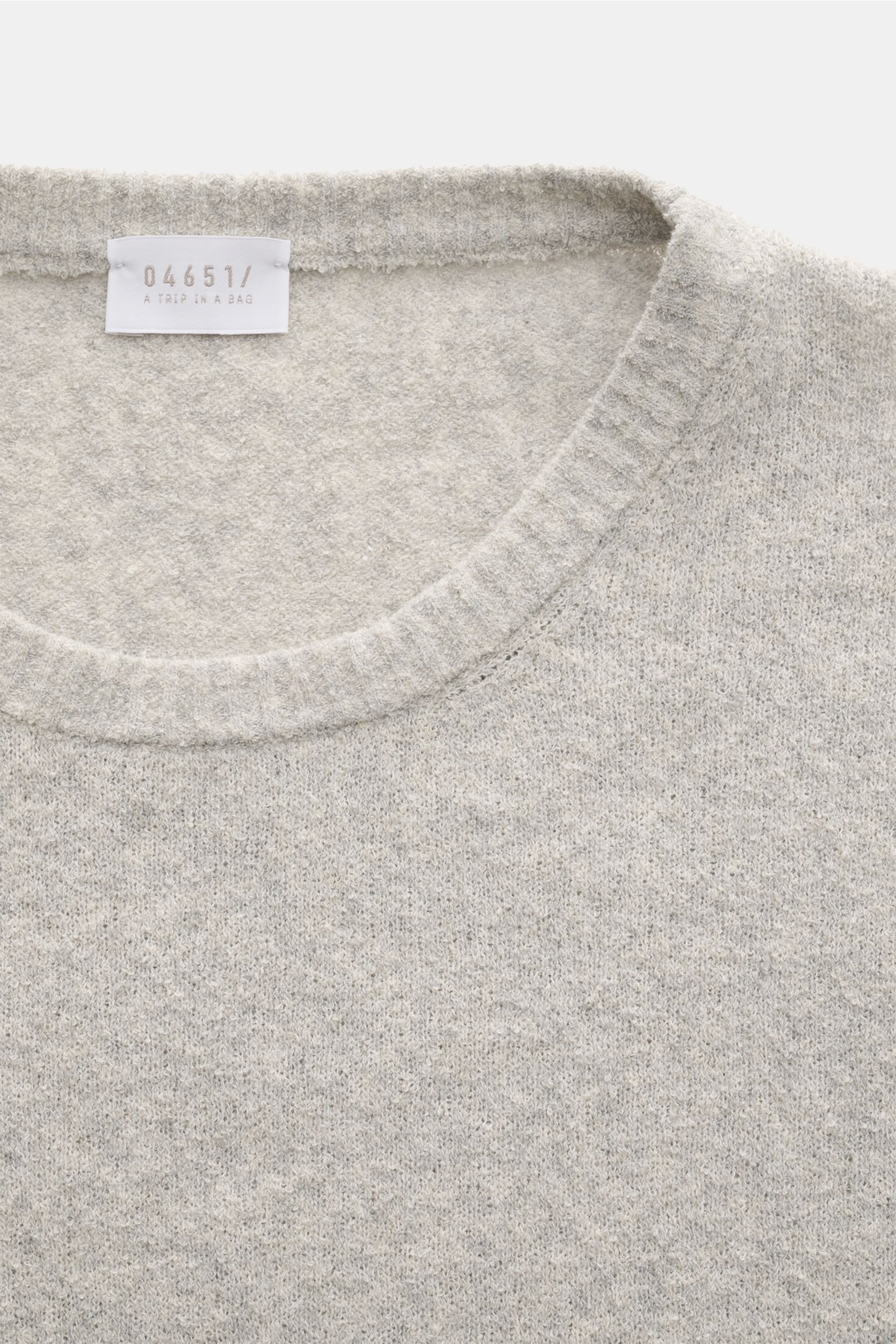 04651/ A trip in a bag Rundhalspullover 'Knit Terry Crew' hellgrau, Slim Fit, feine Bouclé-Struktur, Rundhalsausschnitt, flexible Rippbündchen, Nahaufnahme von oben.