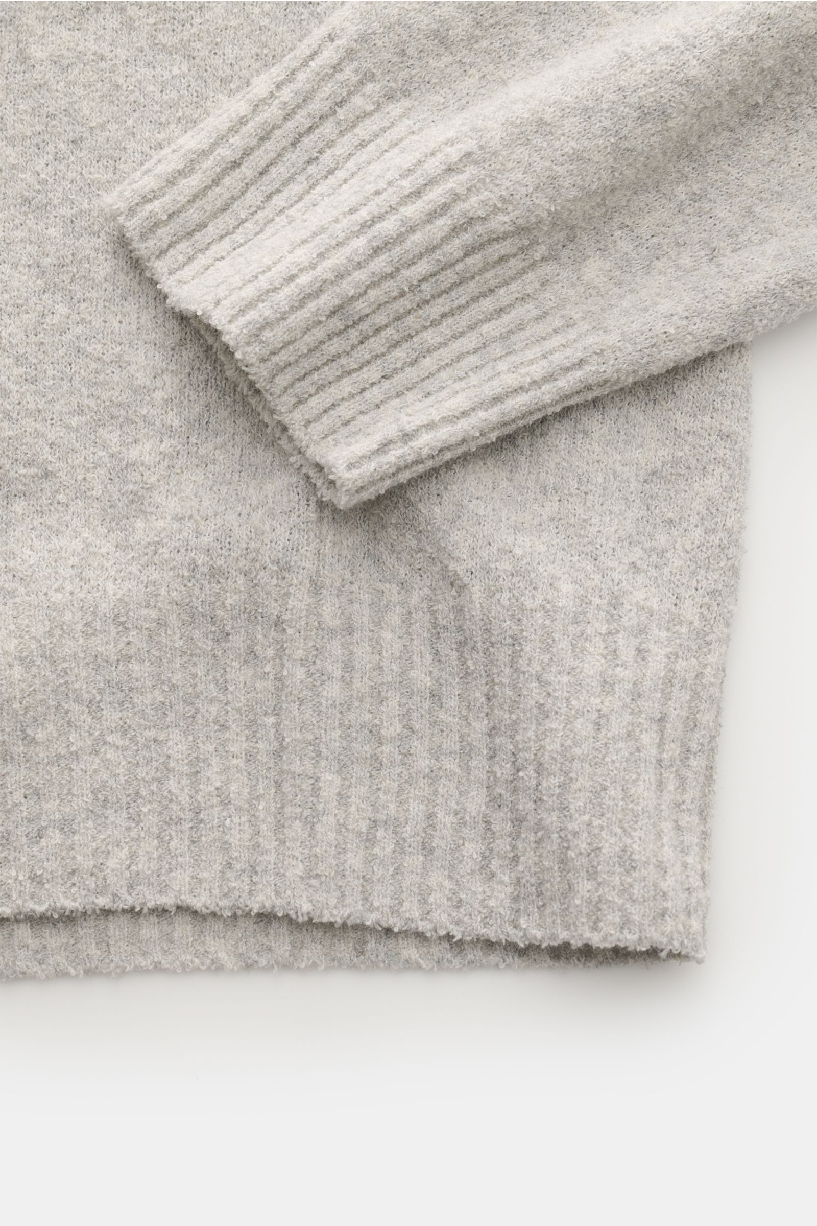 04651/ A trip in a bag Rundhalspullover 'Knit Terry Crew' hellgrau in Slim Fit, feine Bouclé-Struktur, Rippbündchen, Detailaufnahme Ärmel und Saum.