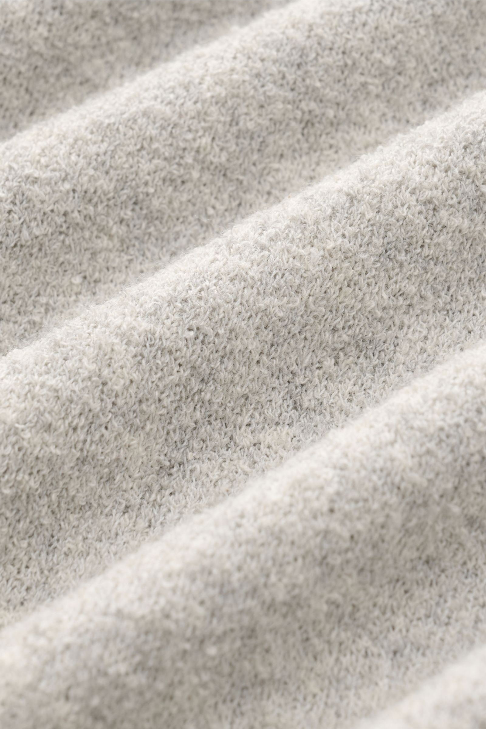 04651/ A trip in a bag Rundhalspullover 'Knit Terry Crew' hellgrau in Slim Fit mit markanter Frottee-Bouclé-Struktur aus Baumwolle und Microfaser, Detailaufnahme der Textur.