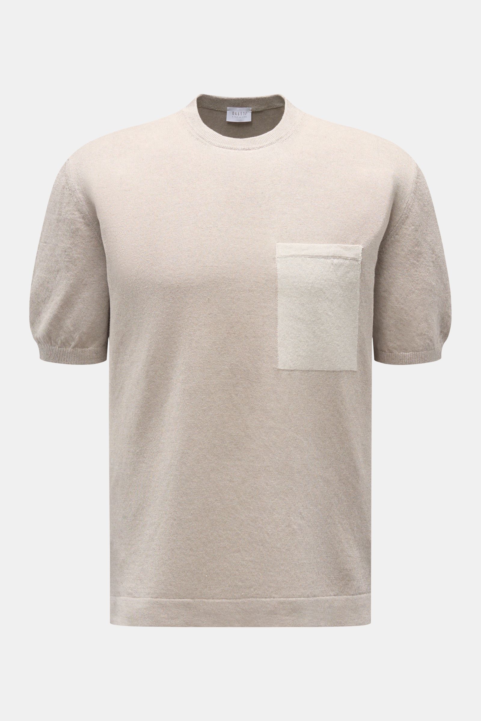 Frontale Nahaufnahme des 04651/ A trip in a bag Feinstrick-Kurzarmpullover 'Pocket Tee' taupe mit Rundhalsausschnitt, Slim Fit, kurzer Ärmel und kontrastierender Brusttasche aus Leinen-Baumwoll-Mix.