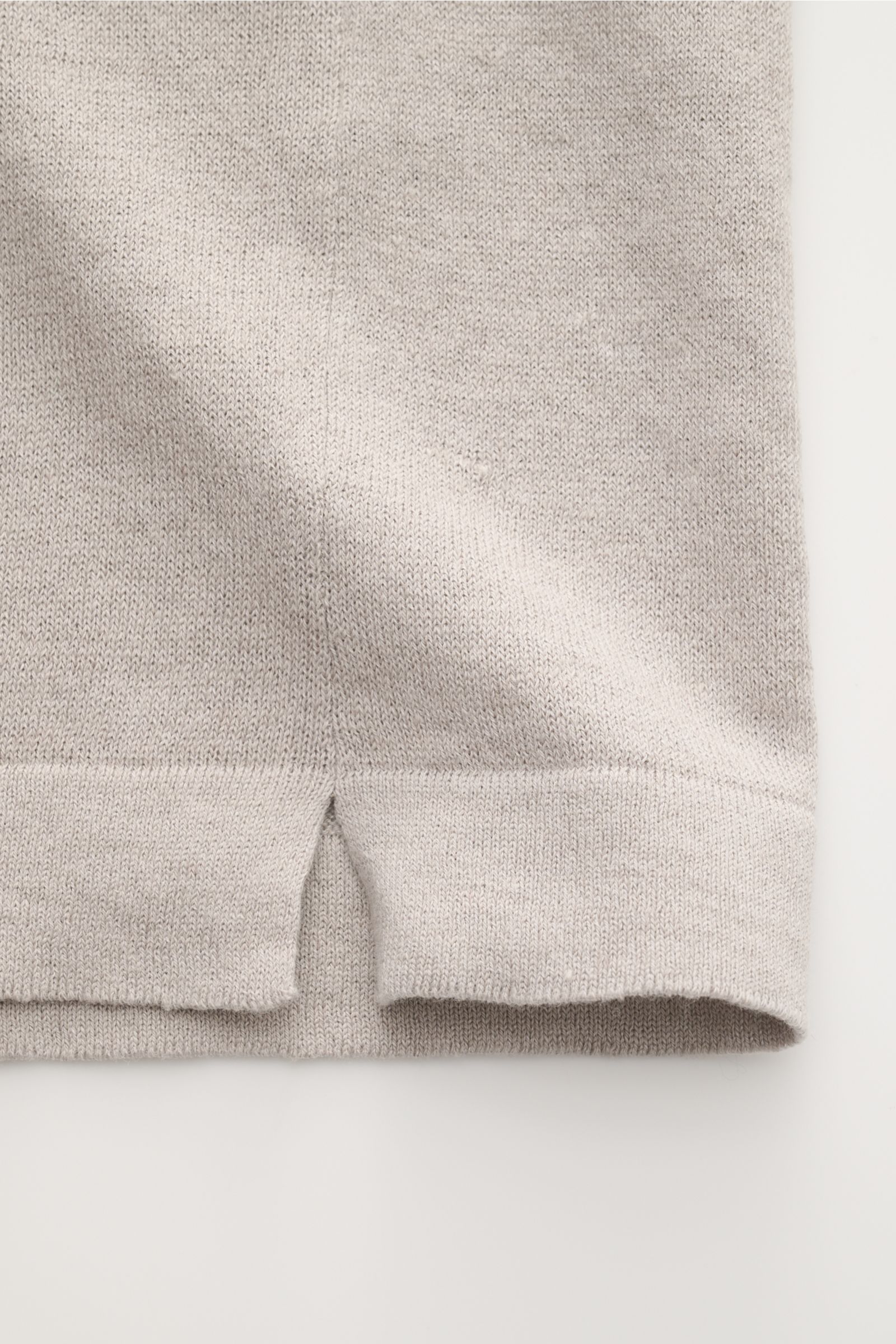 04651/ A trip in a bag Feinstrick-Kurzarmpullover 'Pocket Tee' taupe, Detailaufnahme des Saums mit kurzen Schlitzen aus Leinen-Baumwoll-Mix.